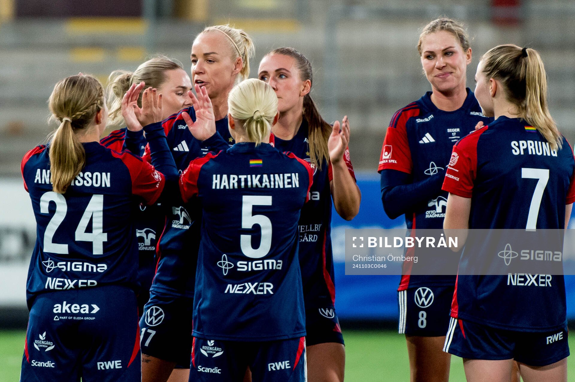 Rosengårds Caroline Seger tackas av lagkamrater när hon