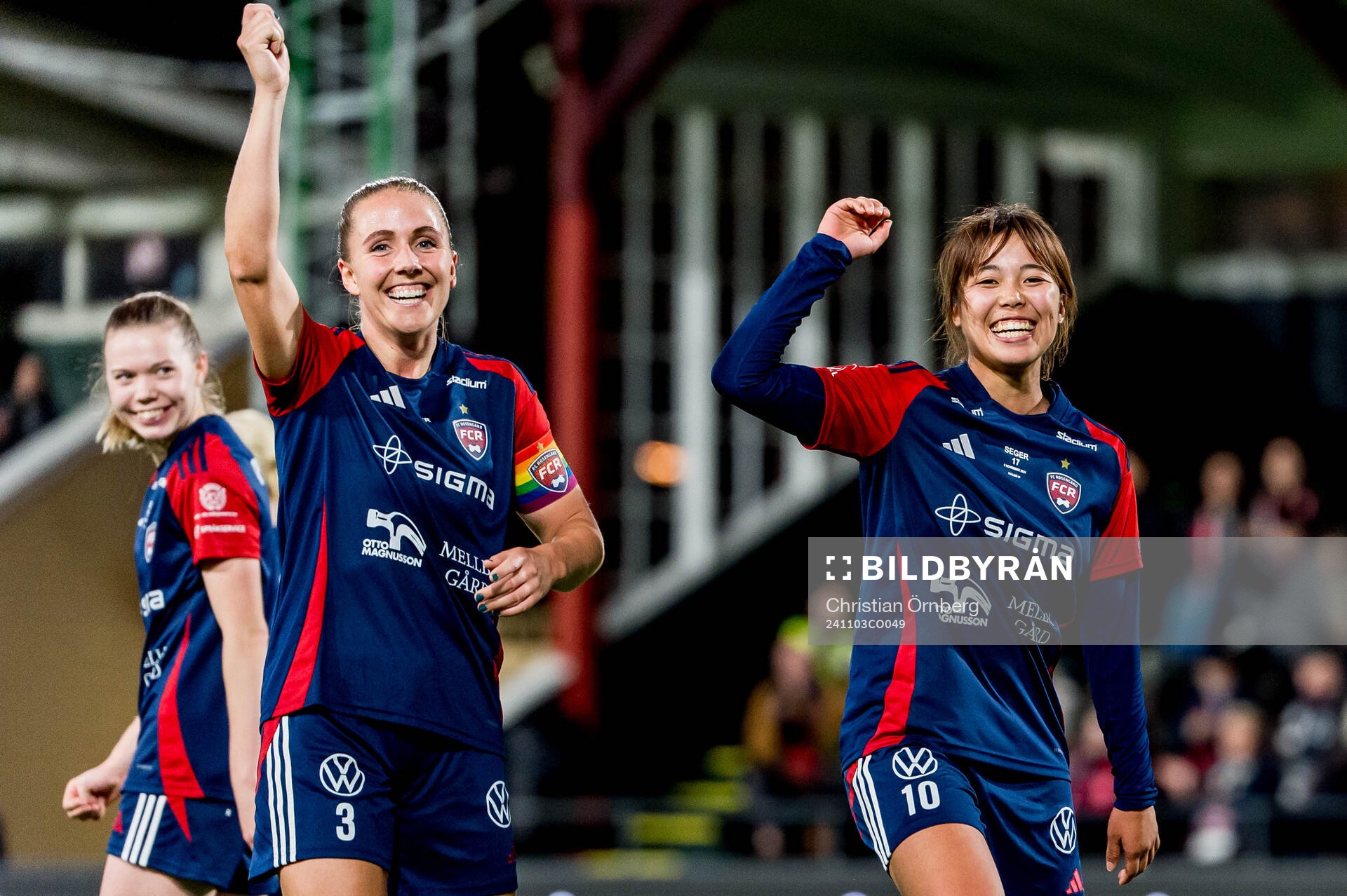 Rosengårds Gudrun Arnardottir och Momoko Tanikawa jublar efter 4-0 under fotbollsmatchen i Damallsvenskan mellan Rosengård och Linköping den 3 november 2024 i Malmö.