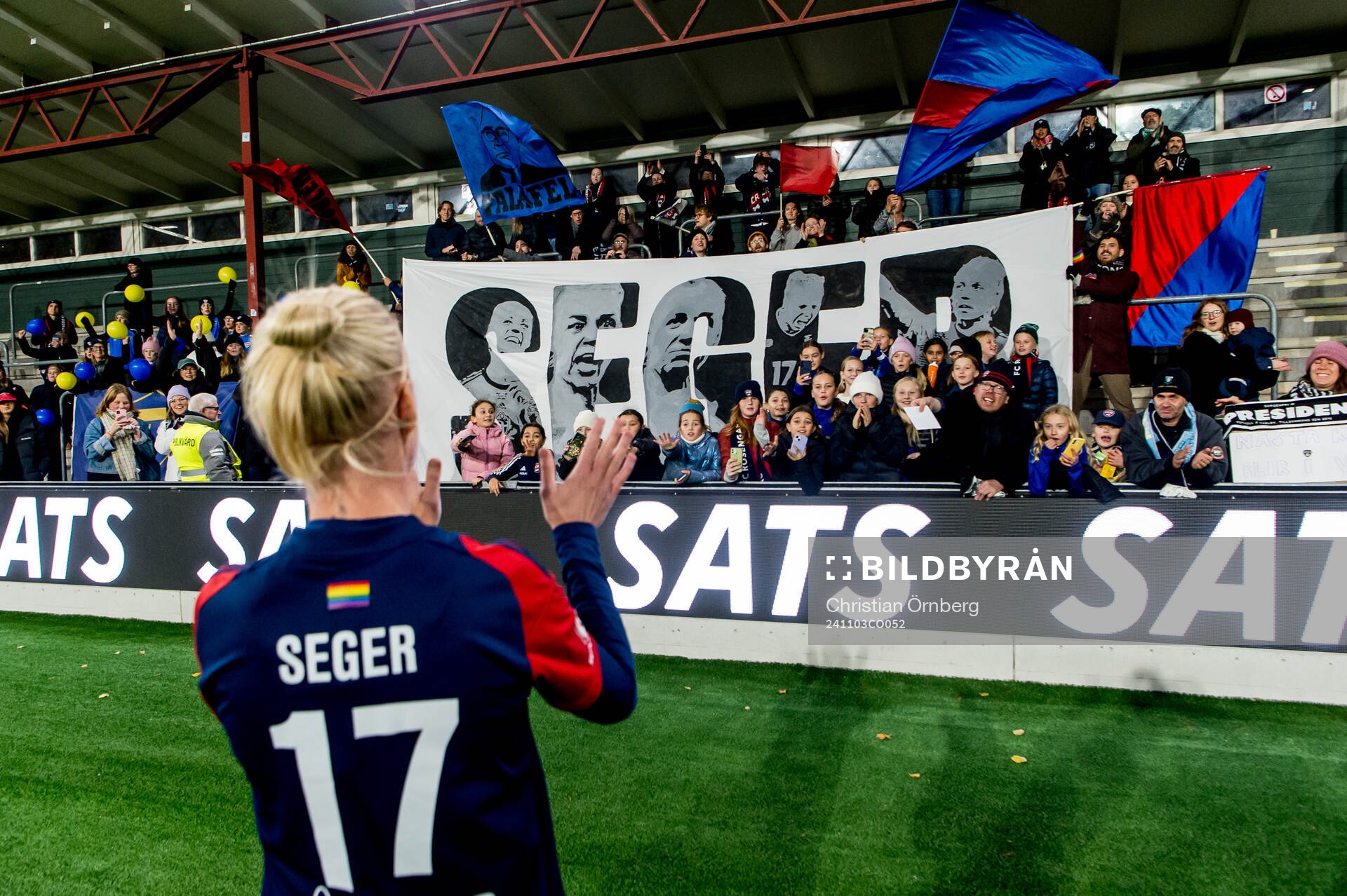 Rosengårds Caroline Seger tackar publiken efter fotbollsmatchen i Damallsvenskan mellan Rosengård och Linköping den 3 november 2024 i Malmö. 