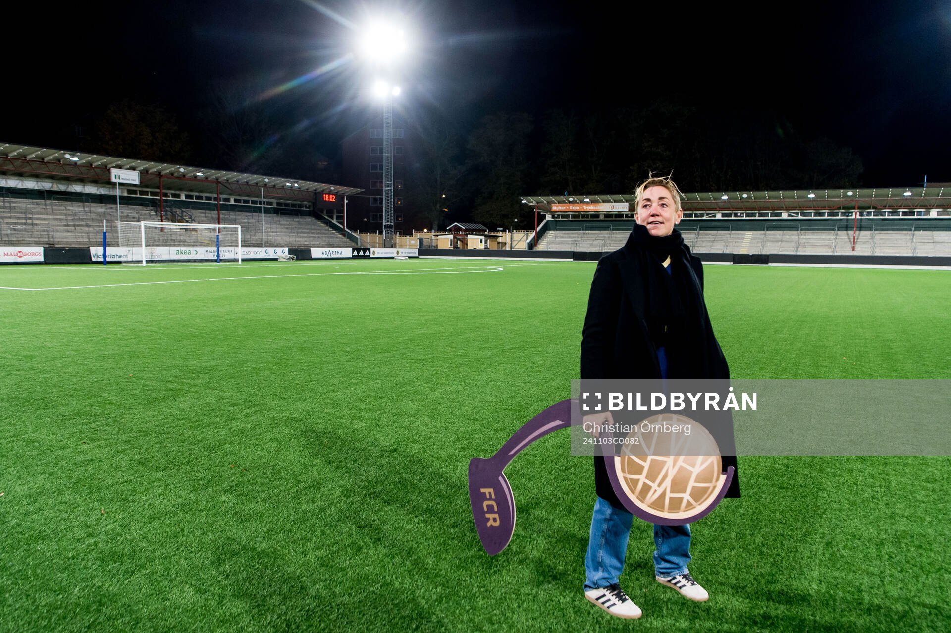 Rosengårds Caroline Seger och sportchef Therese Sjögran hyllas efter fotbollsmatchen i Damallsvenskan mellan Rosengård och Linköping den 3 november 2024 i Malmö.