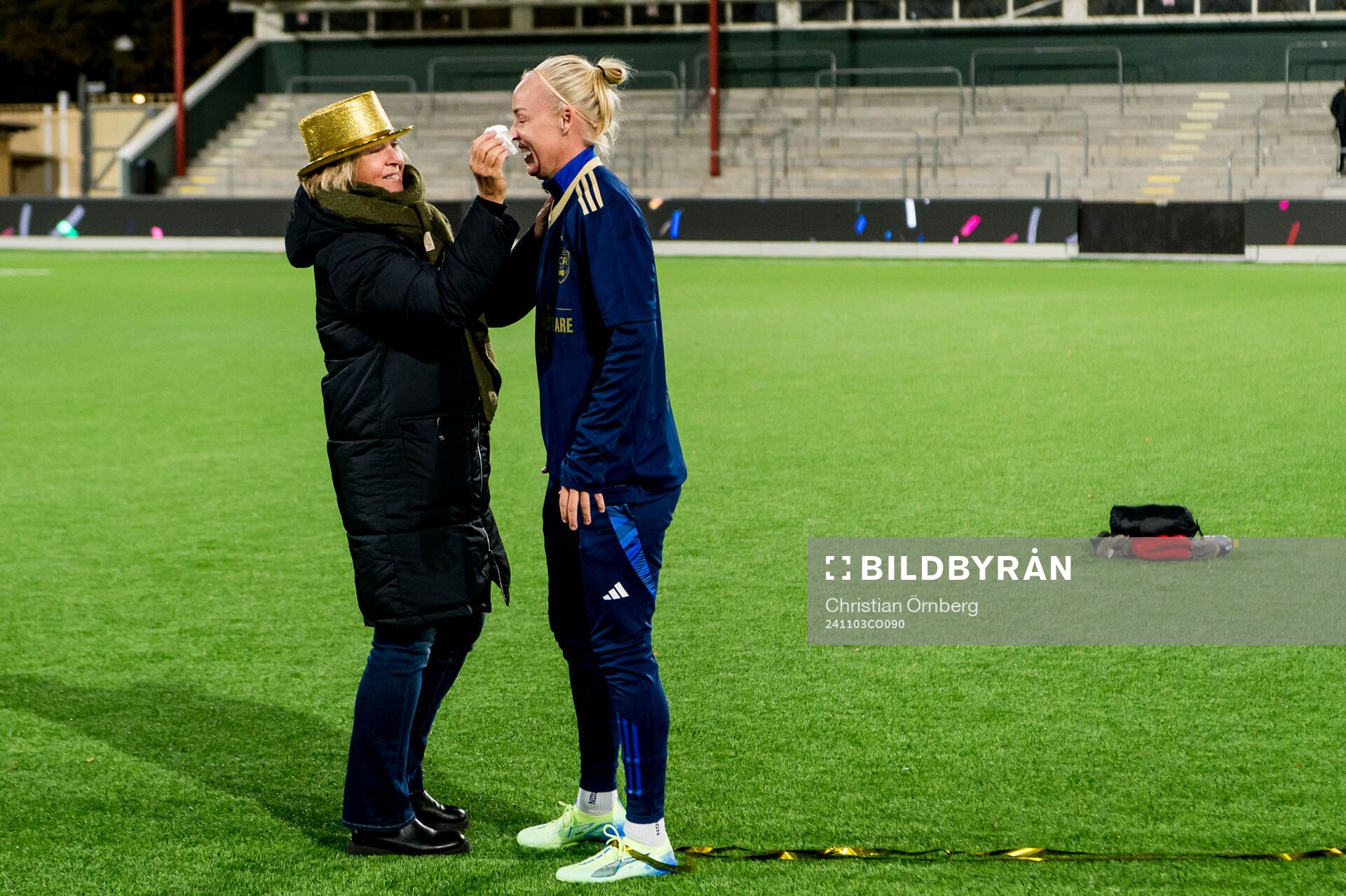 Rosengårds Caroline Seger får tårarna borttorkade av