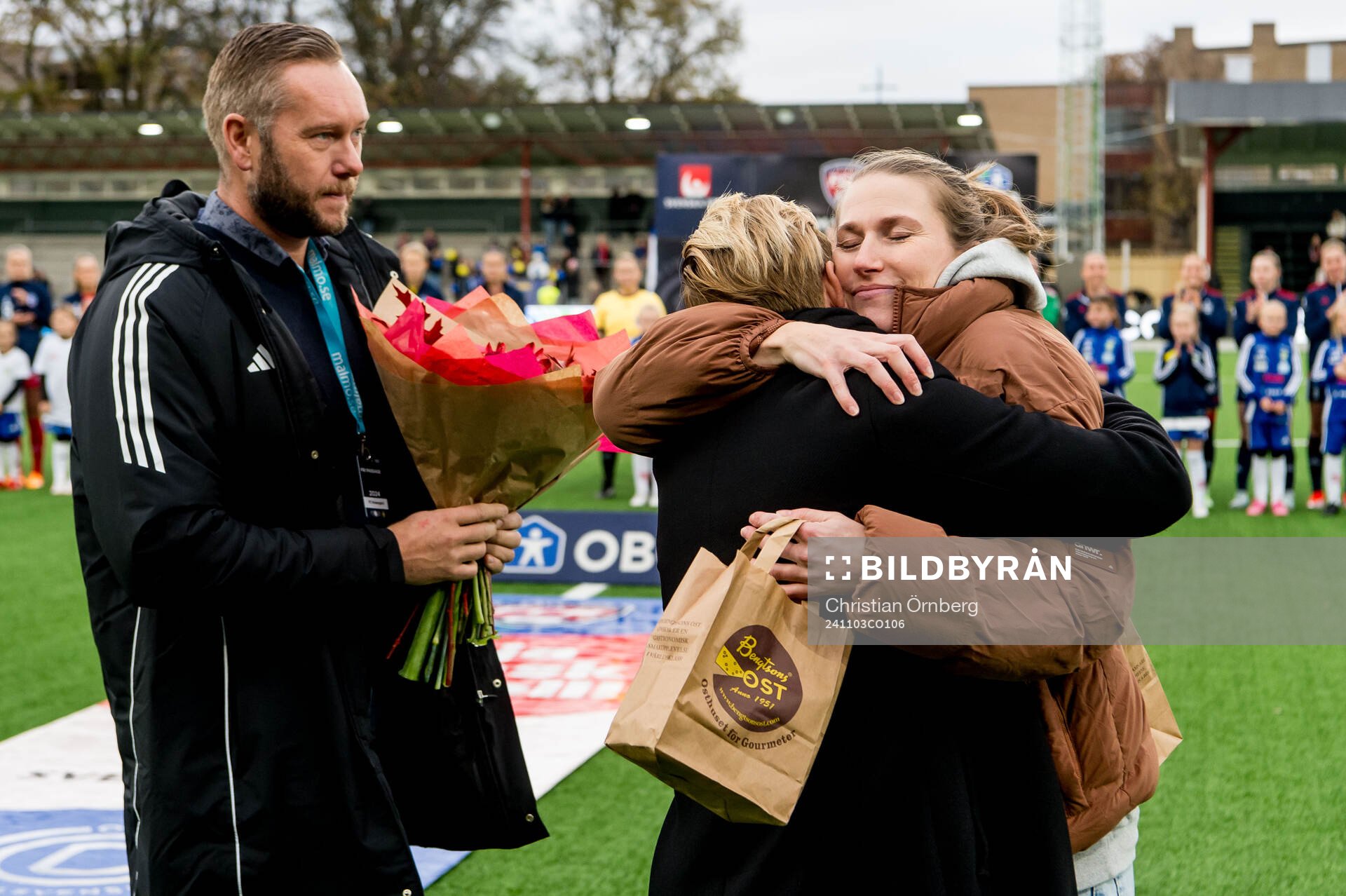 Rosengårds Emma Berglund tackas av