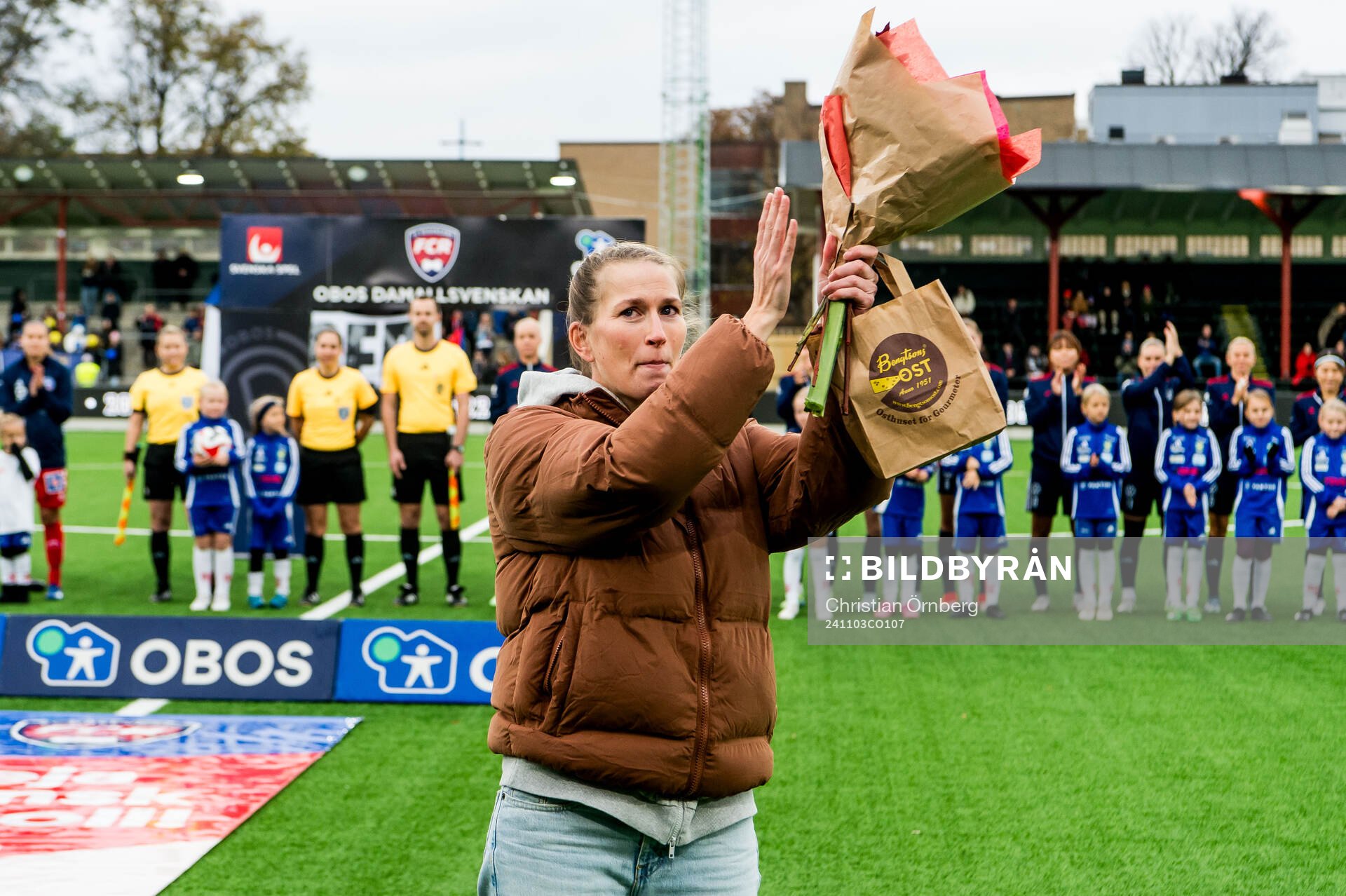 Rosengårds Emma Berglund tackas av inför fotbollsmatchen i Damallsvenskan mellan Rosengård och Linköping den 3 november 2024 i Malmö.