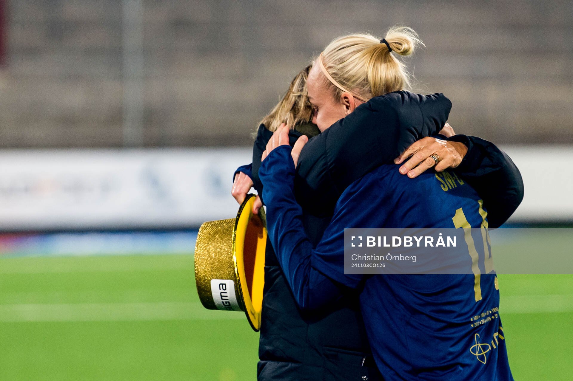Rosengårds Caroline Seger kramar om mamma Birgitta