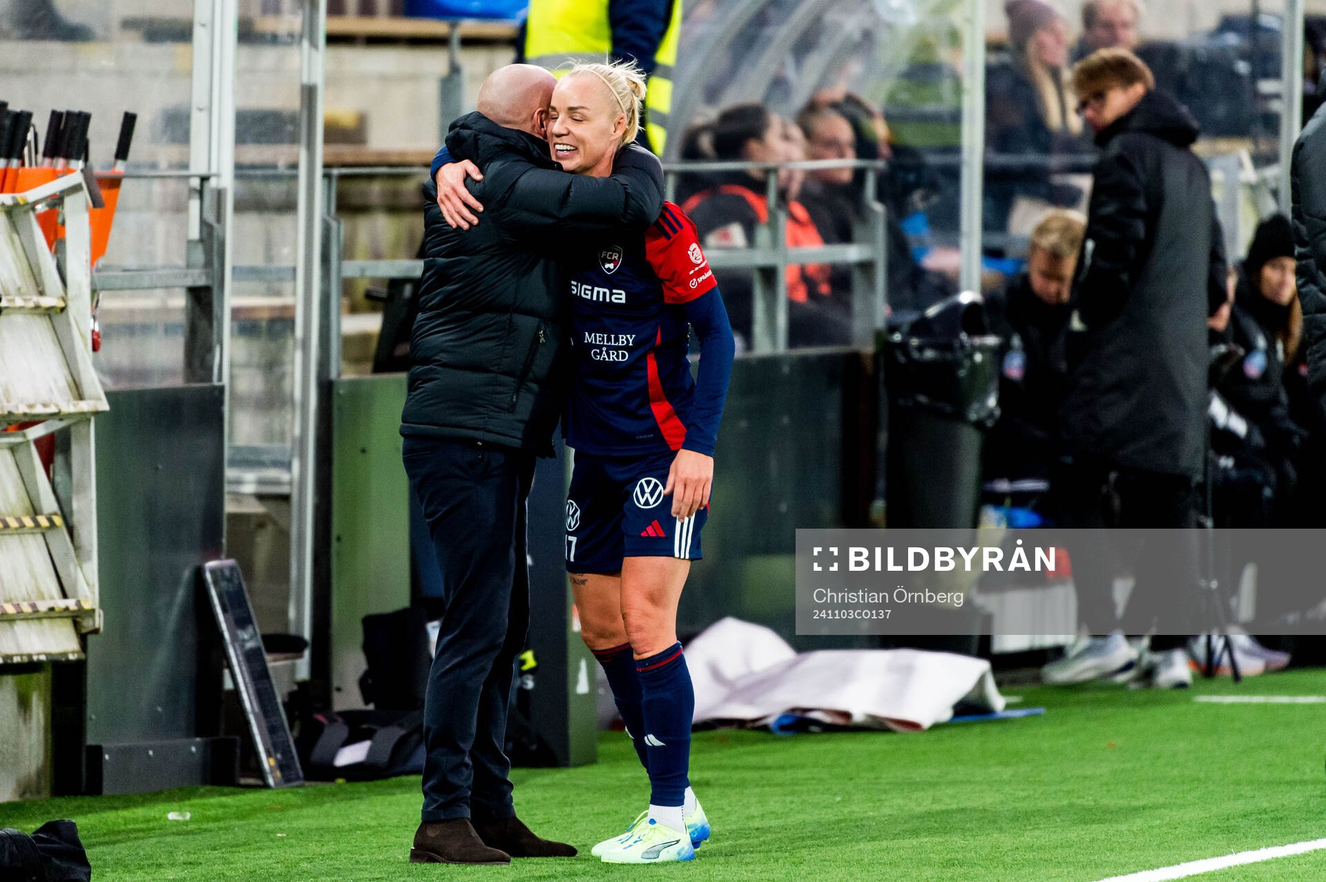 Rosengårds tränare Joel Kjetselberg och Caroline Seger under fotbollsmatchen i Damallsvenskan mellan Rosengård och Linköping den 3 november 2024 i Malmö.