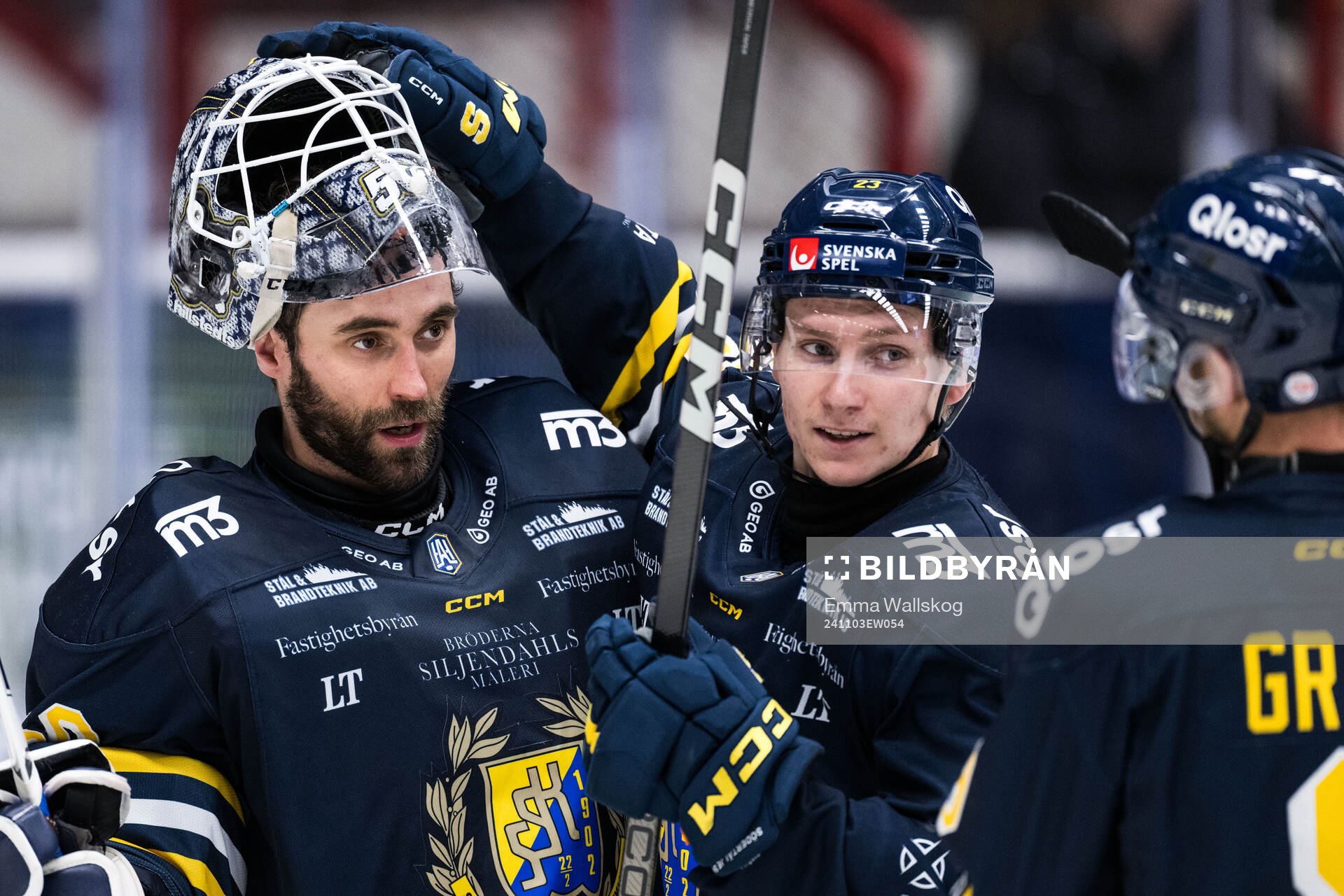 Södertäljes målvakt Frans Tuohimaa och Egor Polin jublar