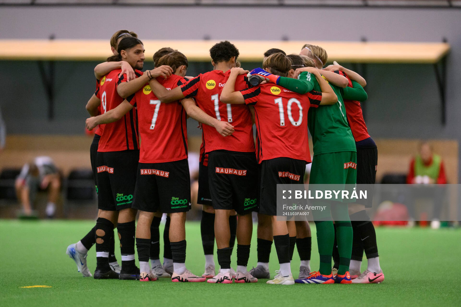 Brommapojkarnas spelare samlas under A-slutspelet i P17-Allsvenskan mellan IFK Göteborg och Brommapojkarna den 3 november 2024 i Göterborg.