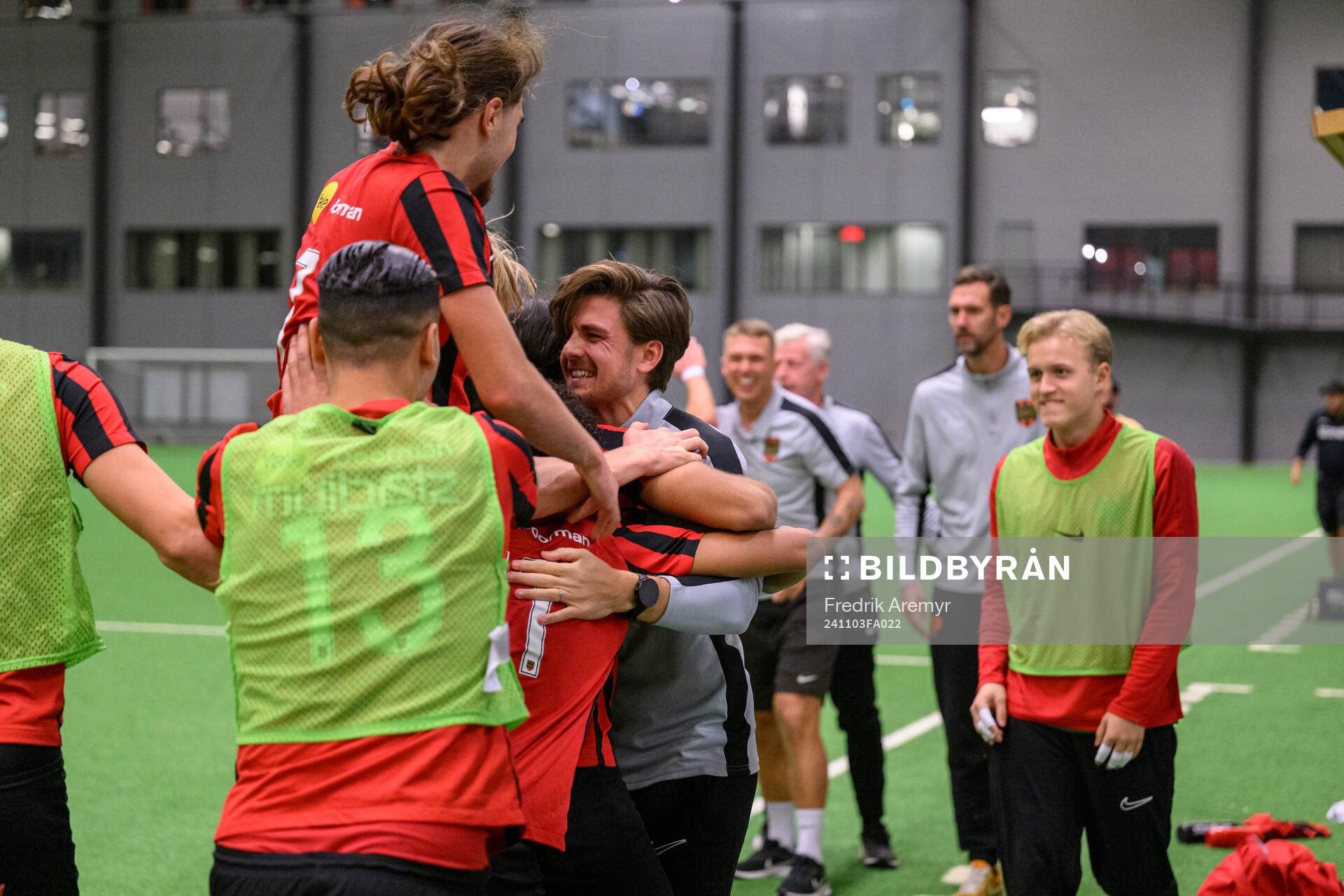 Brommapojkarnas spelare jublar med tränare Magnus Pålsson