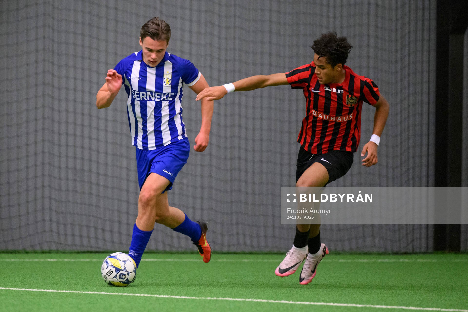 IFK Göteborgs Elis Barlind och Brommapojkarnas Sion Oppong