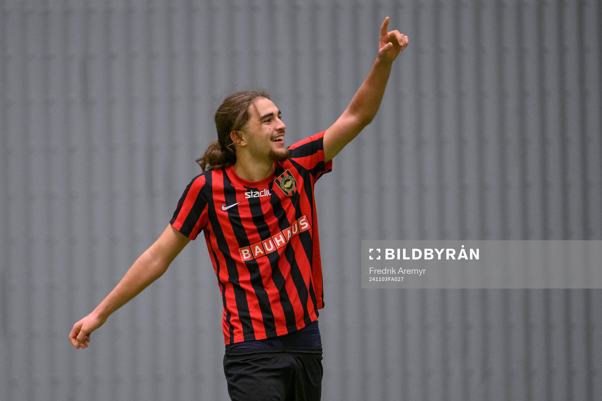 Brommapojkarnas målskytt Leart Krasniqi jublar