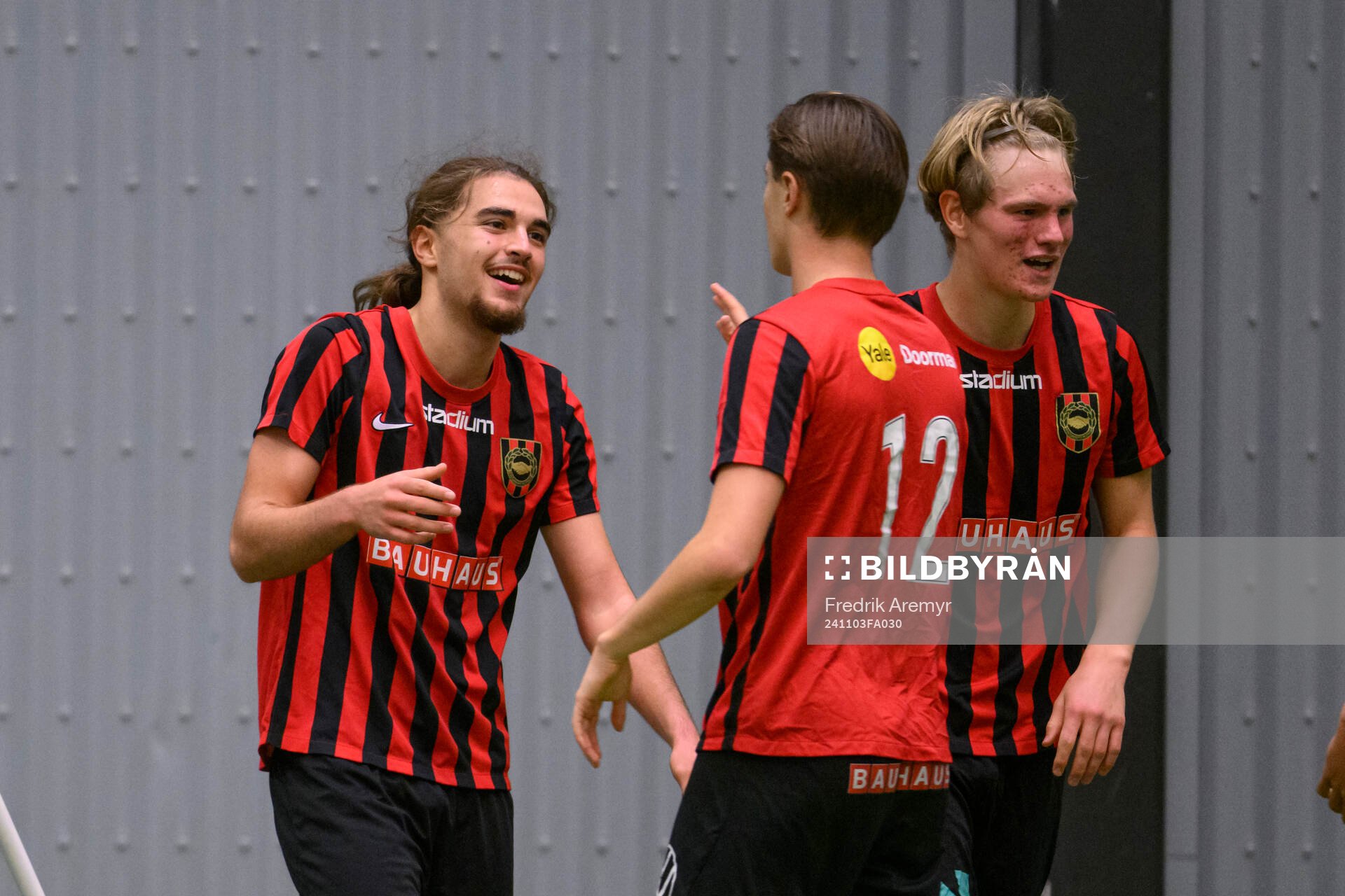 Brommapojkarnas målskytt Leart Krasniqi jublar