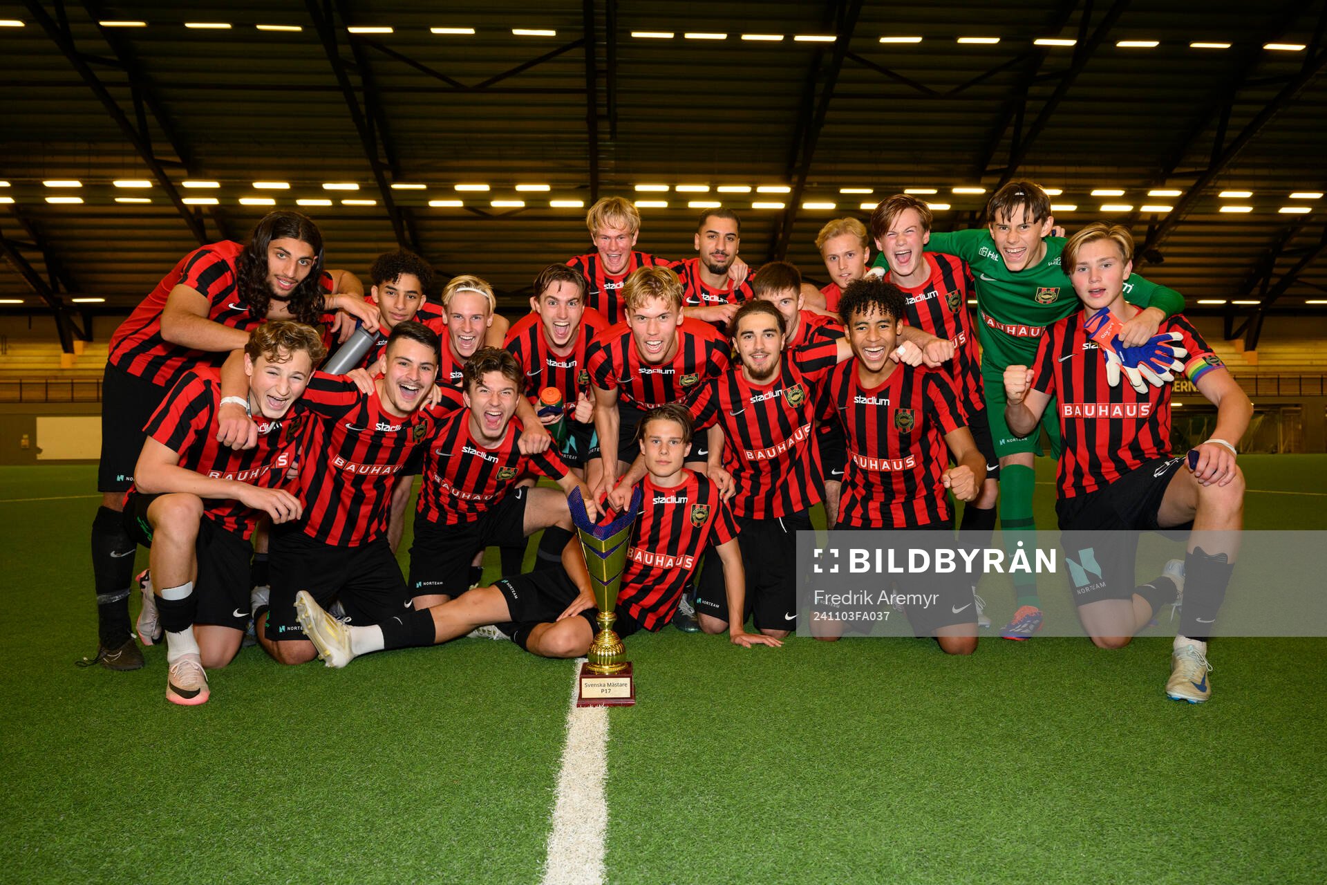 Brommapojkarnas spelare jublar efter seger och SM-Guld i A-slutspelet i P17-Allsvenskan  mellan IFK Göteborg och Brommapojkarna den 3 november 2024 i Göterborg. 