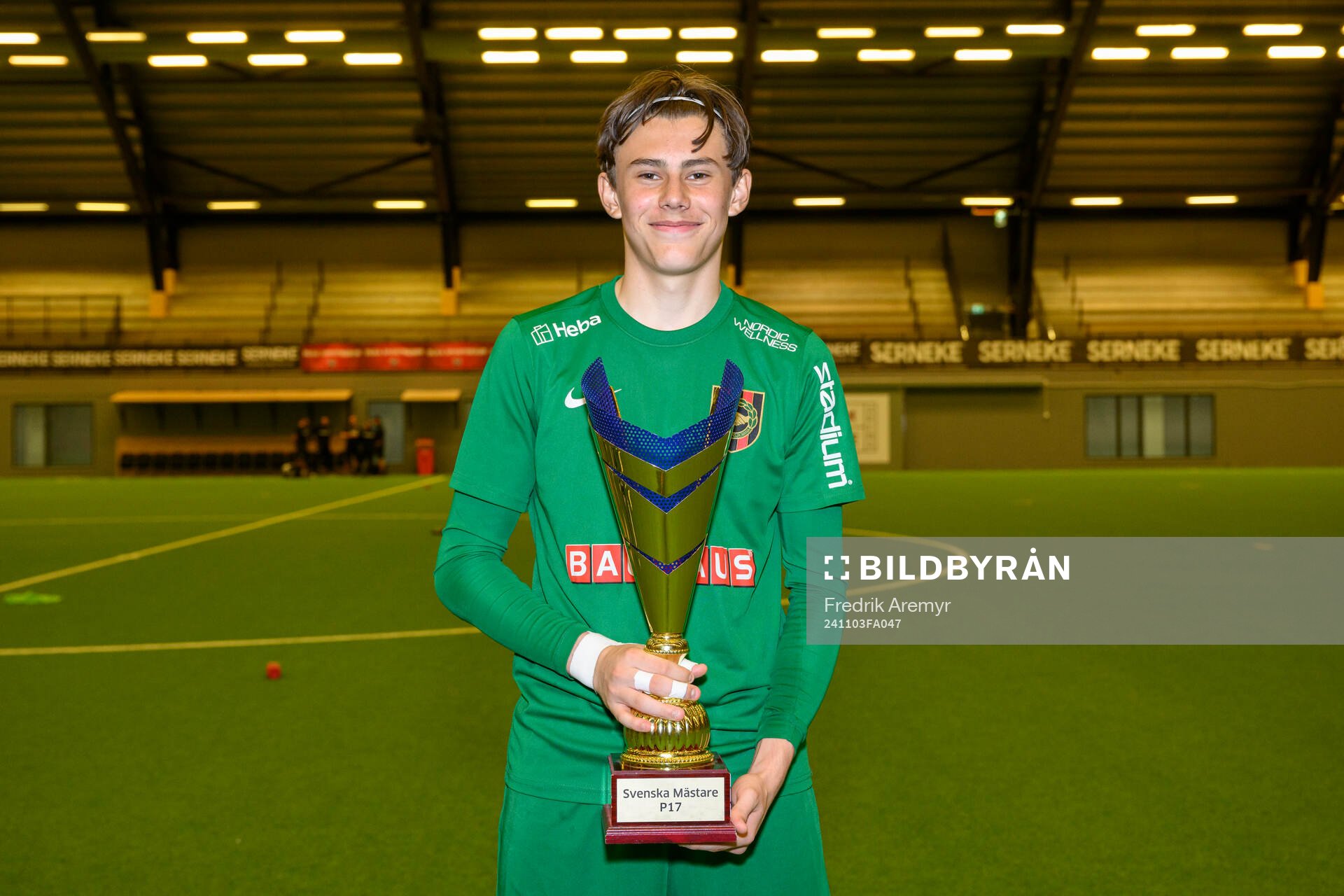 Brommapojkarnas målvakt John-Oliver Lacayo jublar efter seger och SM-Guld i A-slutspelet i P17-Allsvenskan mellan IFK Göteborg och Brommapojkarna den 3 november 2024 i Göterborg.