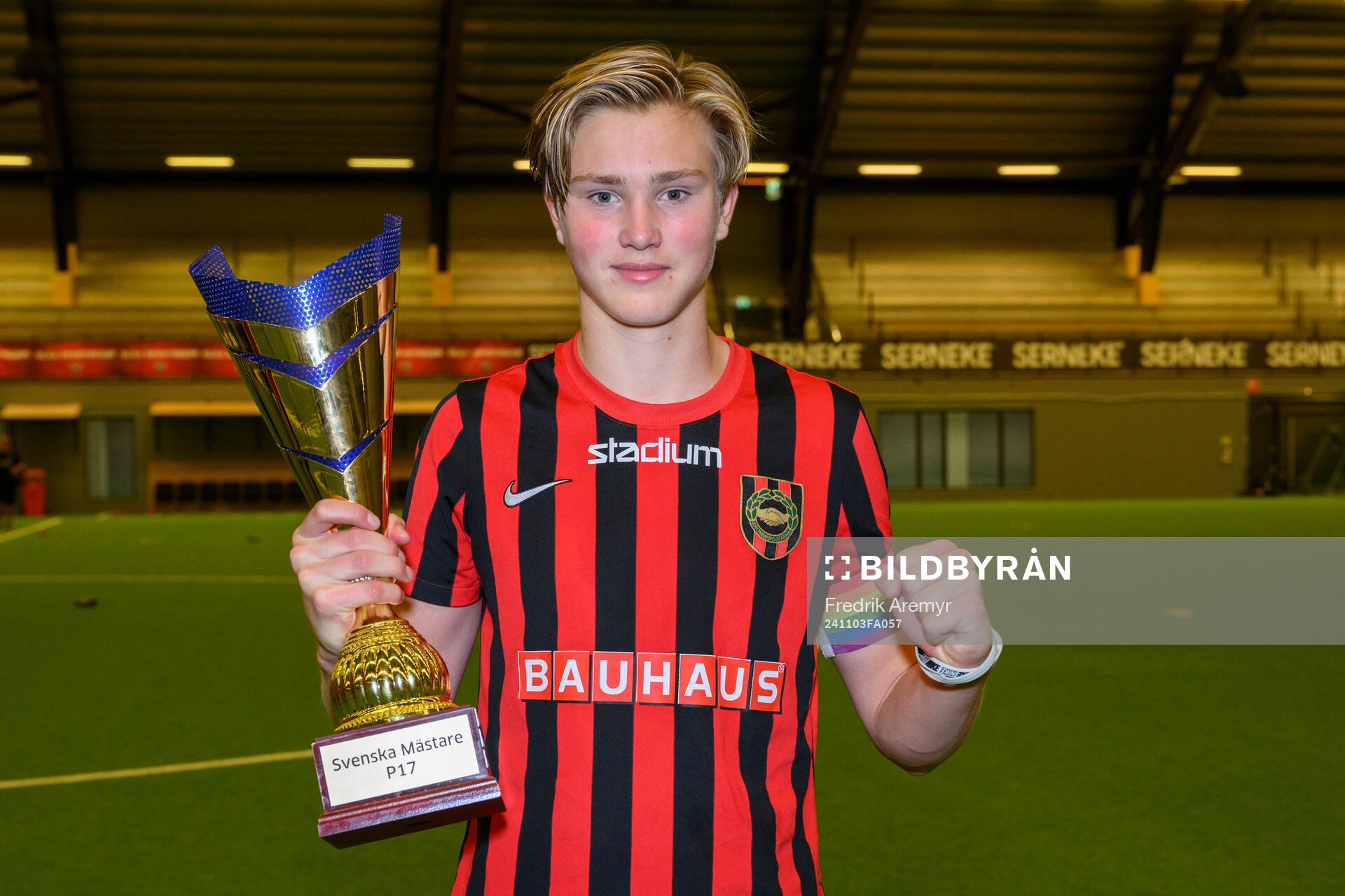 Brommapojkarnas lagkapten Edgar Backteman jublar