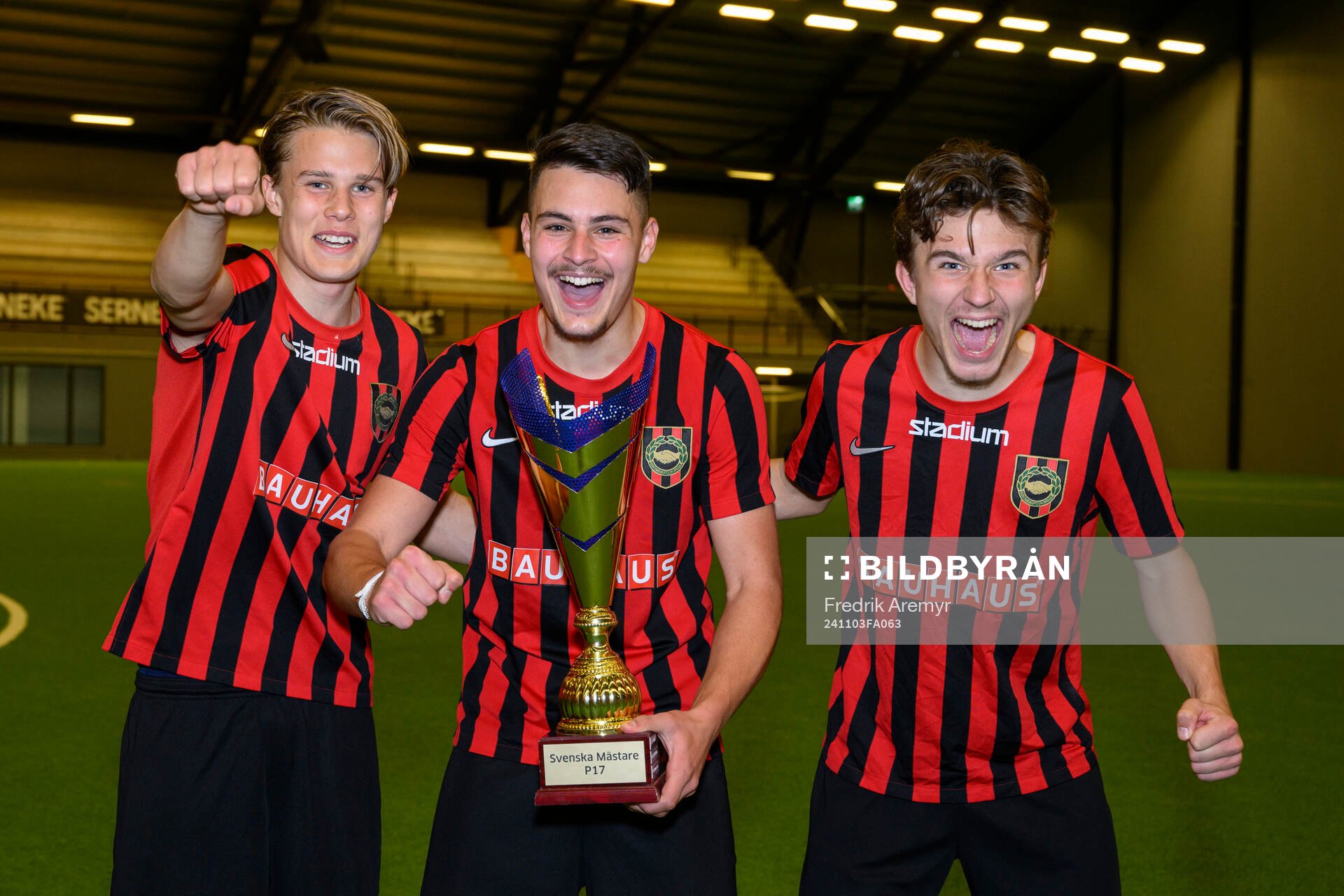 Brommapojkarnas spelare jublar efter seger och SM-Guld i A-slutspelet i P17-Allsvenskan mellan IFK Göteborg och Brommapojkarna den 3 november 2024 i Göterborg.