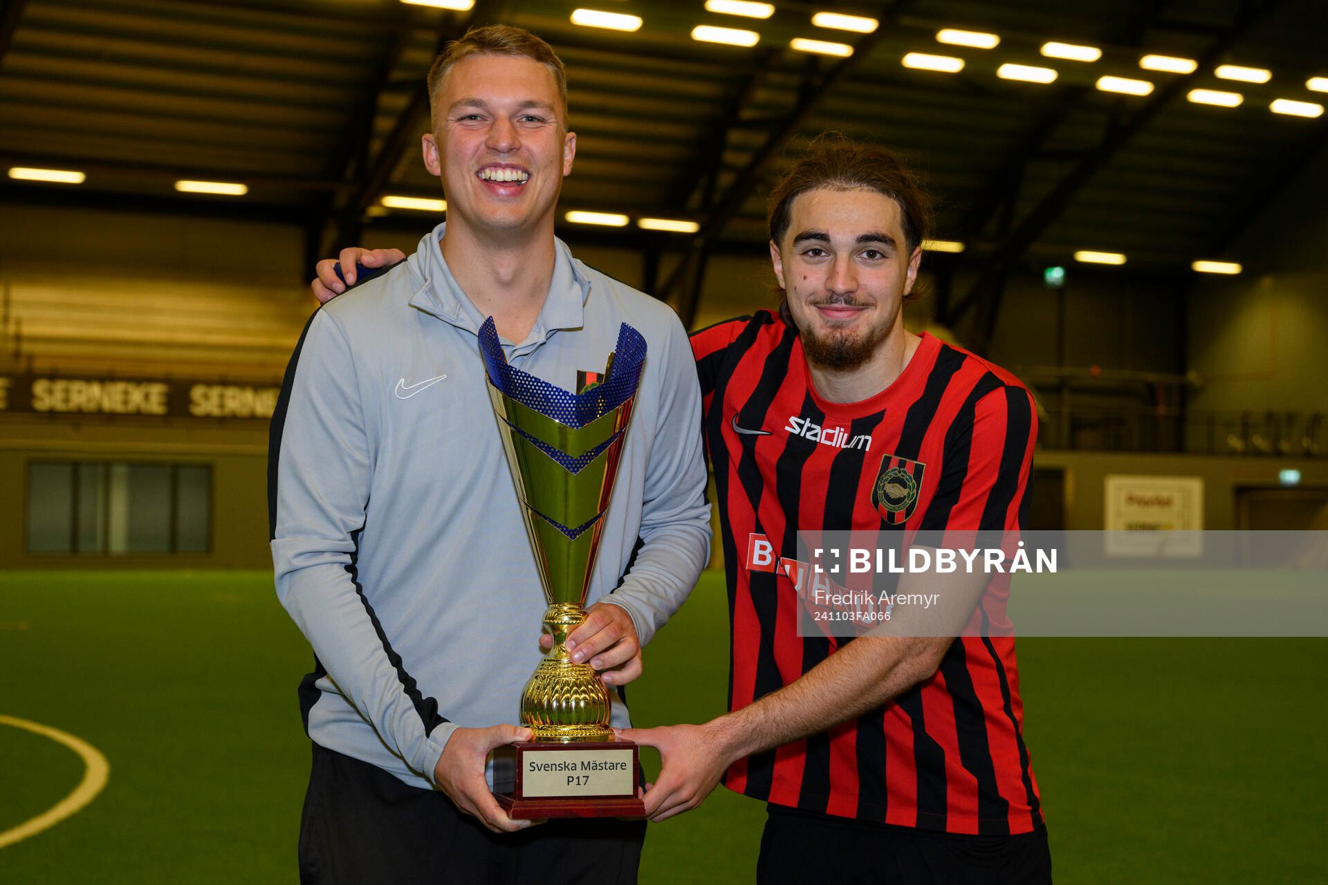 Brommapojkarnas Leart Krasniqi jublar tillsammans med en ledare efter seger och SM-Guld i A-slutspelet i P17-Allsvenskan mellan IFK Göteborg och Brommapojkarna den 3 november 2024 i Göterborg.