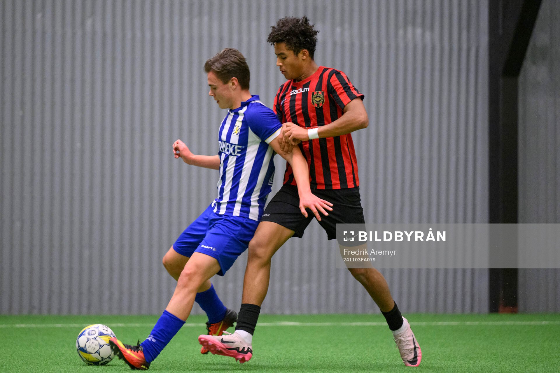 IFK Göteborgs Elis Barlind och Brommapojkarnas Sion Oppong under A-slutspelet i P17-Allsvenskan mellan IFK Göteborg och Brommapojkarna den 3 november 2024 i Göterborg.