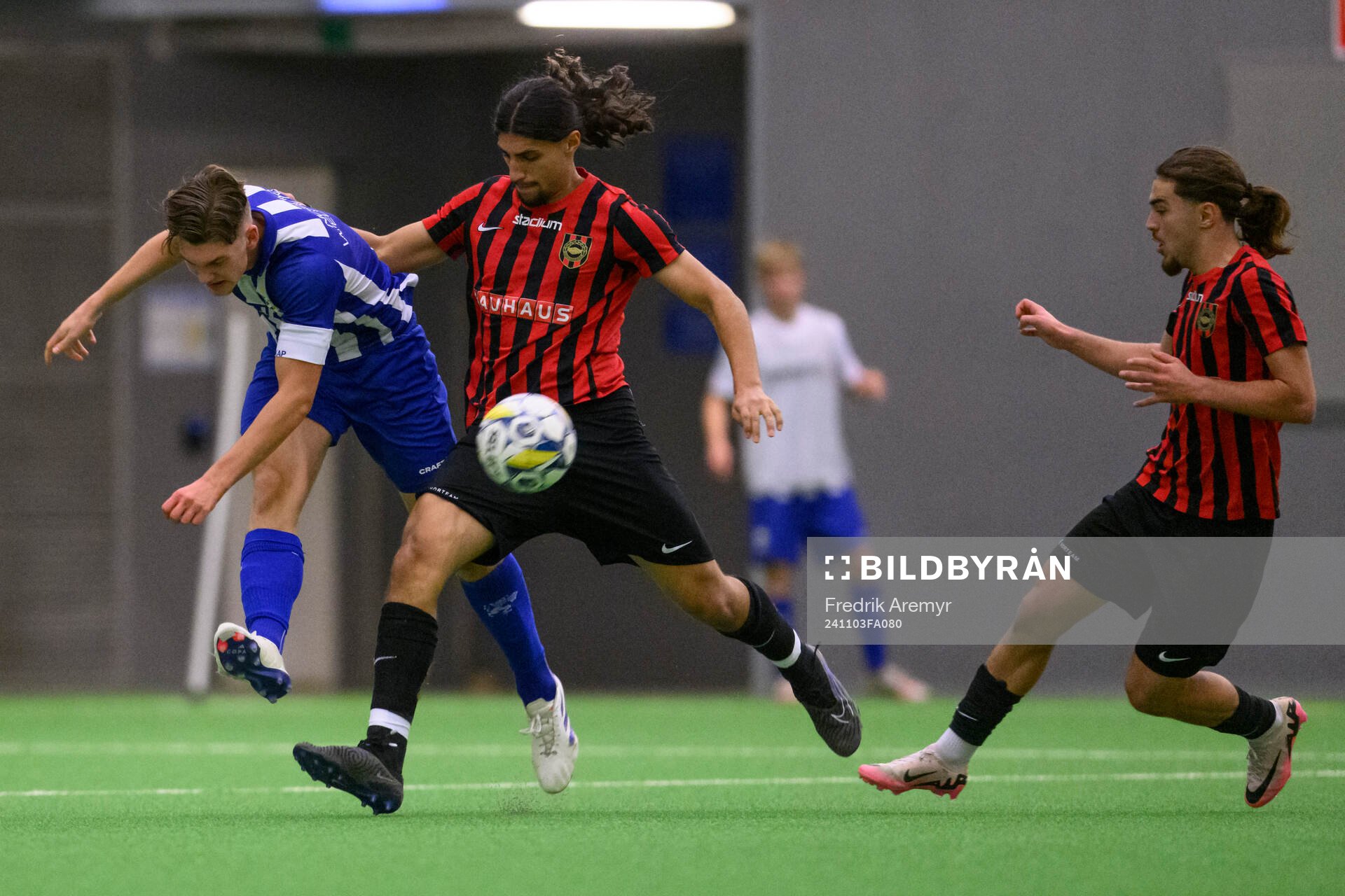 IFK Göteborgs Lagkapten Georg Vidfar, Brommapojkarnas David Isso och Leart Krasniqi under A-slutspelet i P17-Allsvenskan mellan IFK Göteborg och Brommapojkarna den 3 november 2024 i Göterborg.