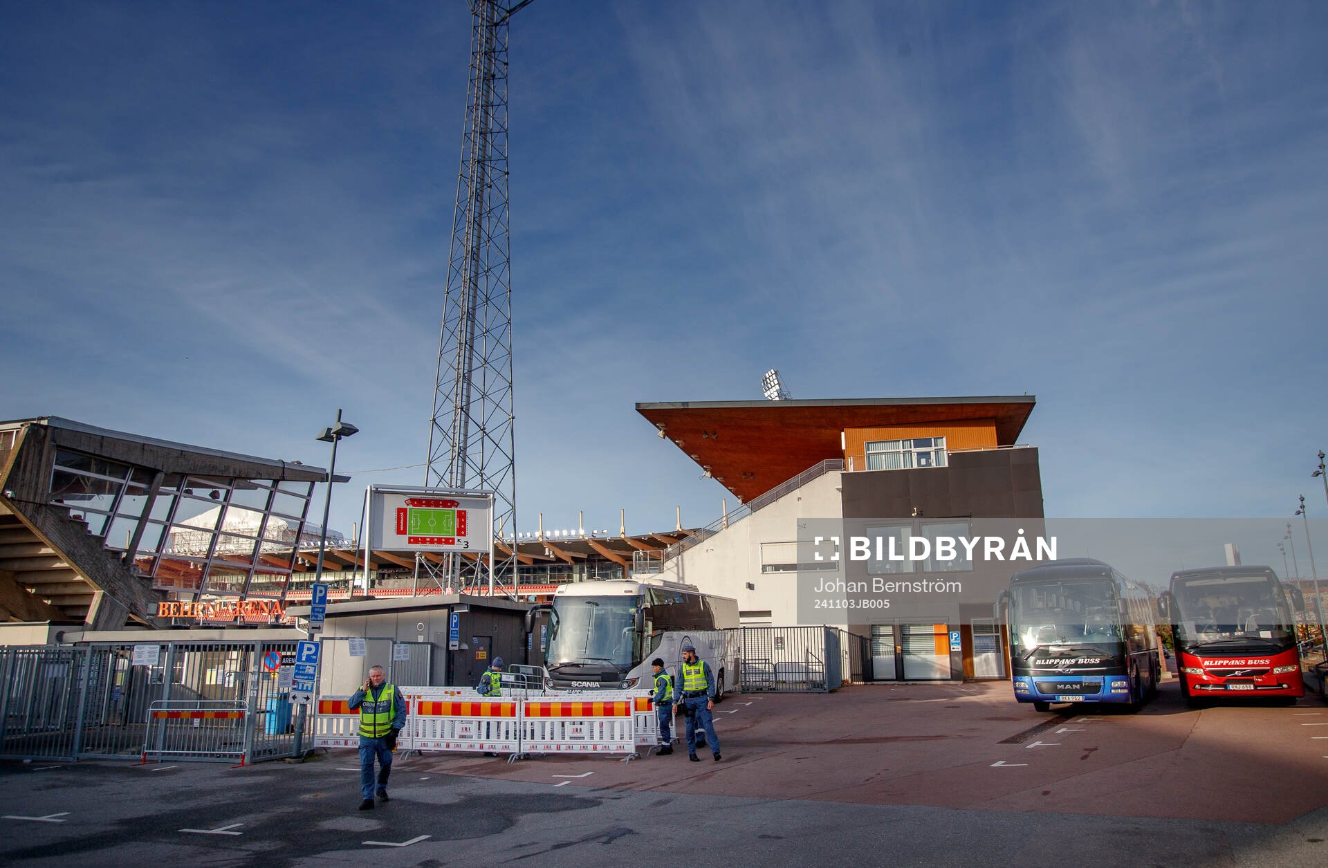 Ordningsvakter och bussar utanför Behrn Arena