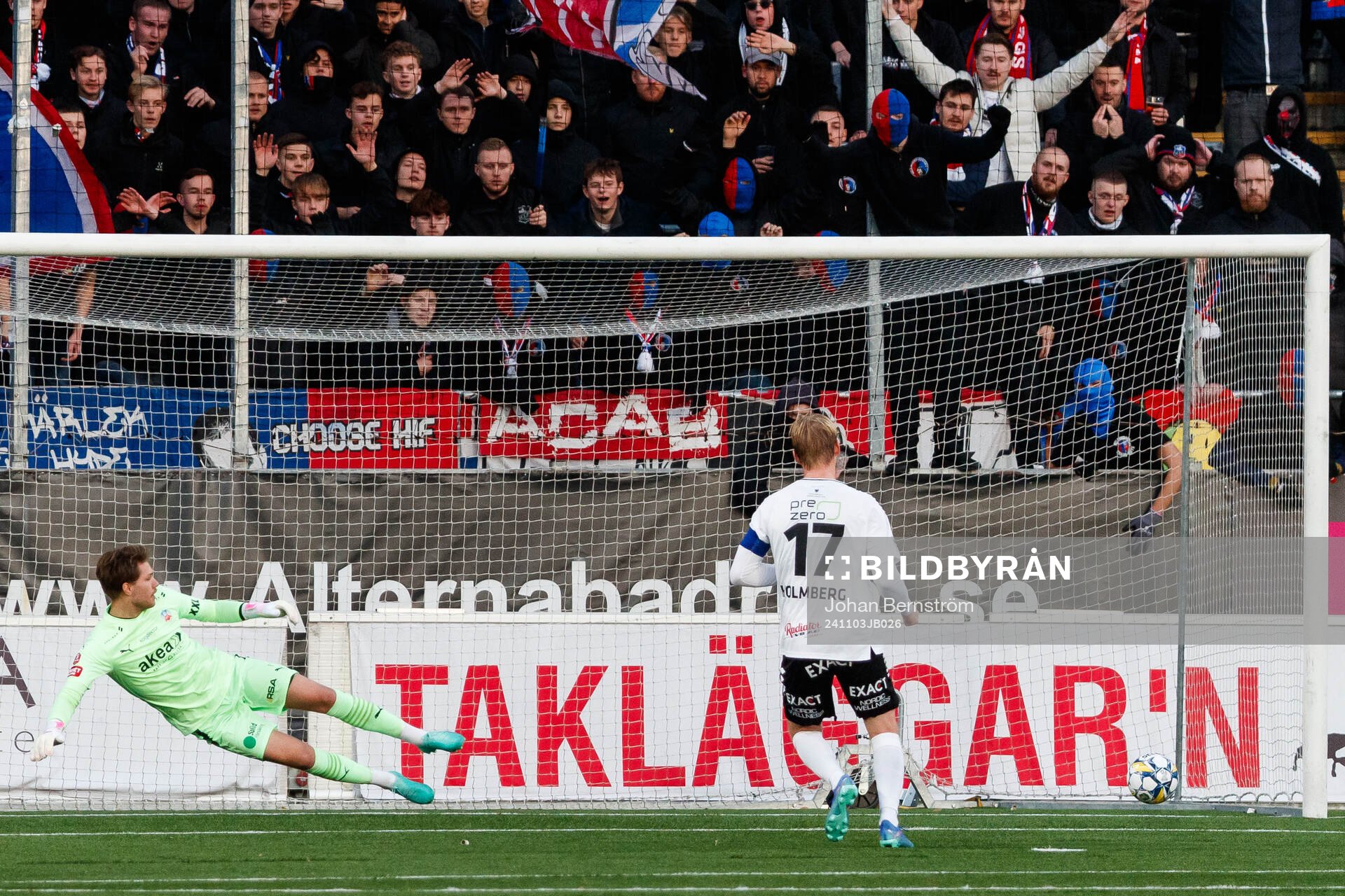 Örebros Karl Holmberg gör 1-1 på straffspark