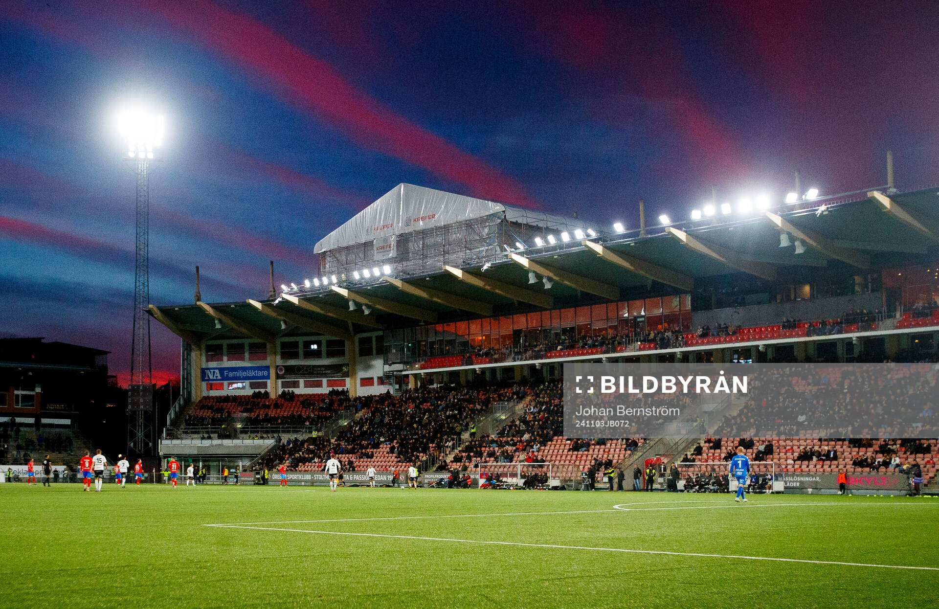 Röd och blå himmel över Behrn Arena
