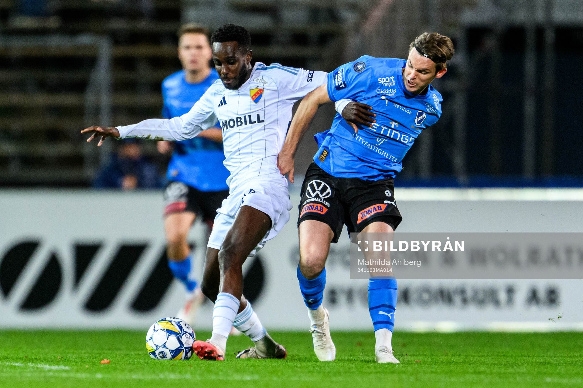 Djurgårdens Tokmac Nguen och Halmstads Jonathan Svedberg under fotbollsmatchen i Allsvenskan mellan Halmstad och Djurgården den 3 november 2024 i Halmstad.