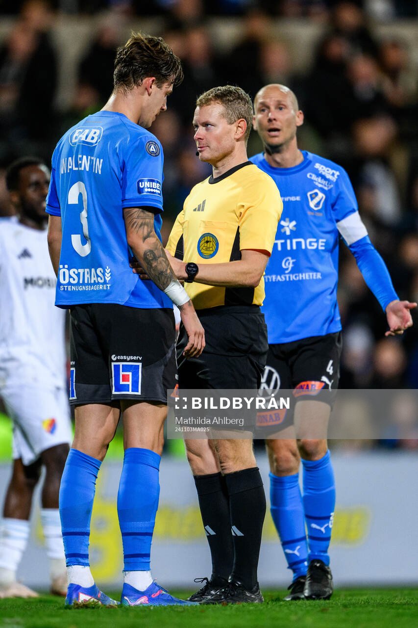 Halmstads Gabriel Wallentin och domare Fredrik Klitte under fotbollsmatchen i Allsvenskan mellan Halmstad och Djurgården den 3 november 2024 i Halmstad.