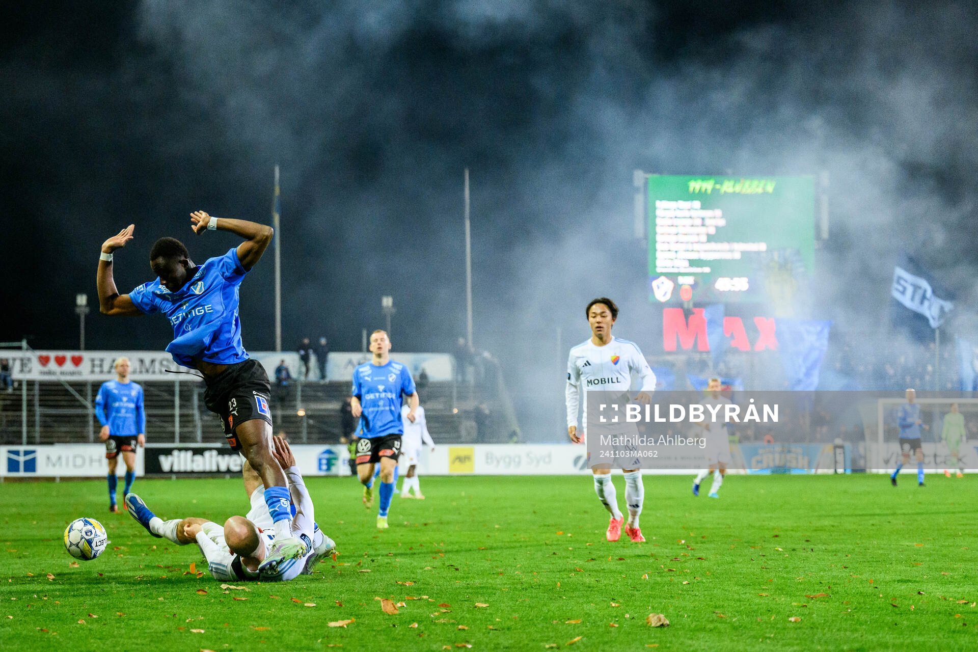 Halmstads Yannick Agnero och Djurgårdens Marcus Danielson under fotbollsmatchen i Allsvenskan mellan Halmstad och Djurgården den 3 november 2024 i Halmstad.