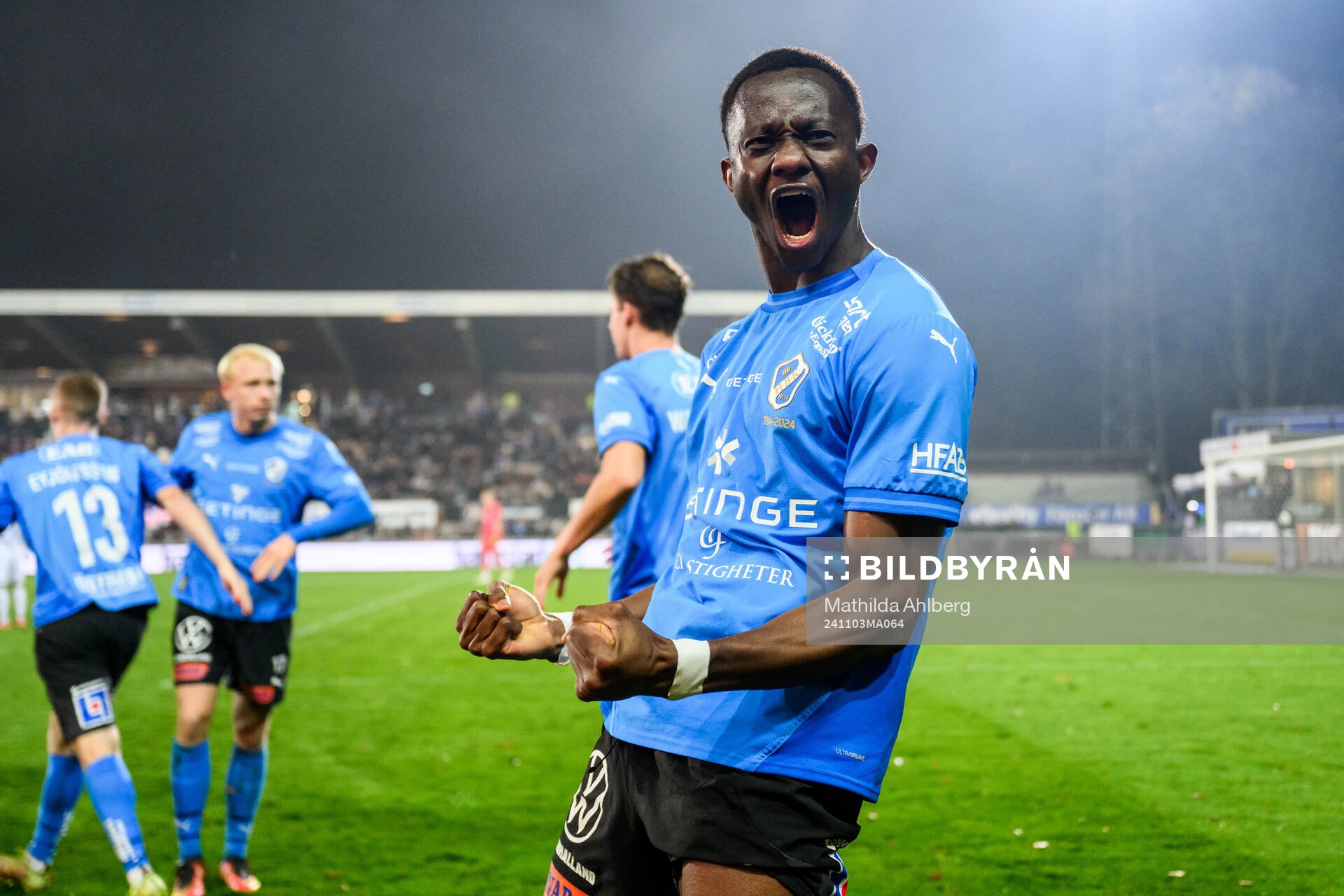 Halmstads Yannick Agnero jublar efter 1-0 under fotbollsmatchen i Allsvenskan mellan Halmstad och Djurgården den 3 november 2024 i Halmstad.