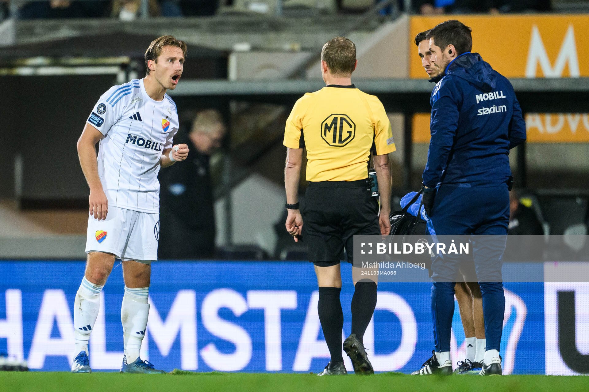 Djurgårdens Daniel Stensson reagerar mot domare Fredrik