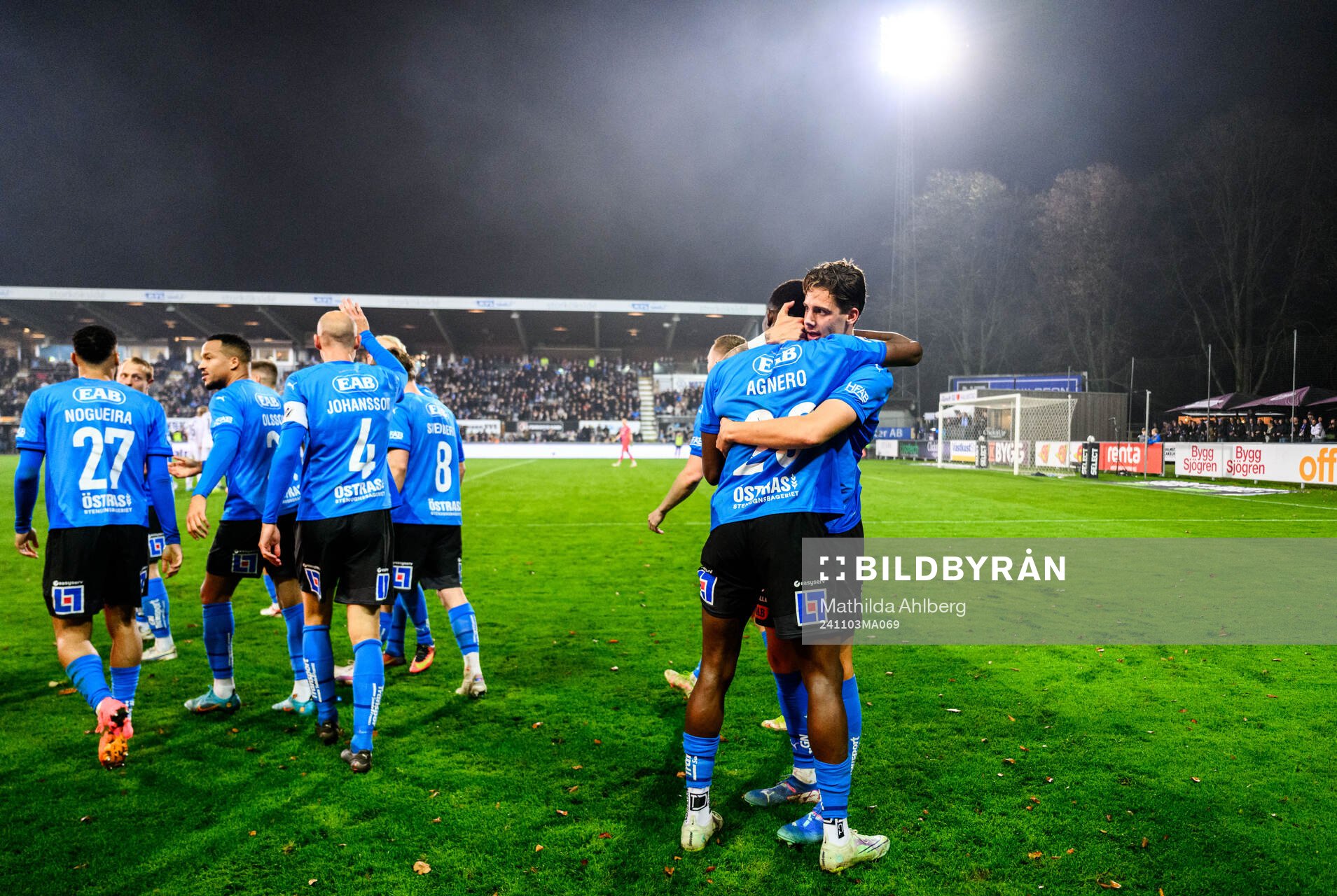 Halmstads Yannick Agnero och Gabriel Wallentin jublar efter 1-0 under fotbollsmatchen i Allsvenskan mellan Halmstad och Djurgården den 3 november 2024 i Halmstad.