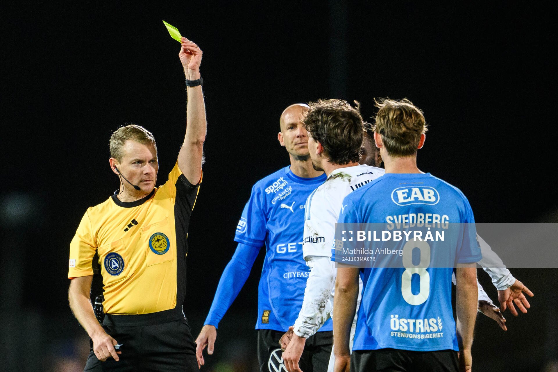 Djurgårdens Gustav Wikheim får ett gult kort av domare