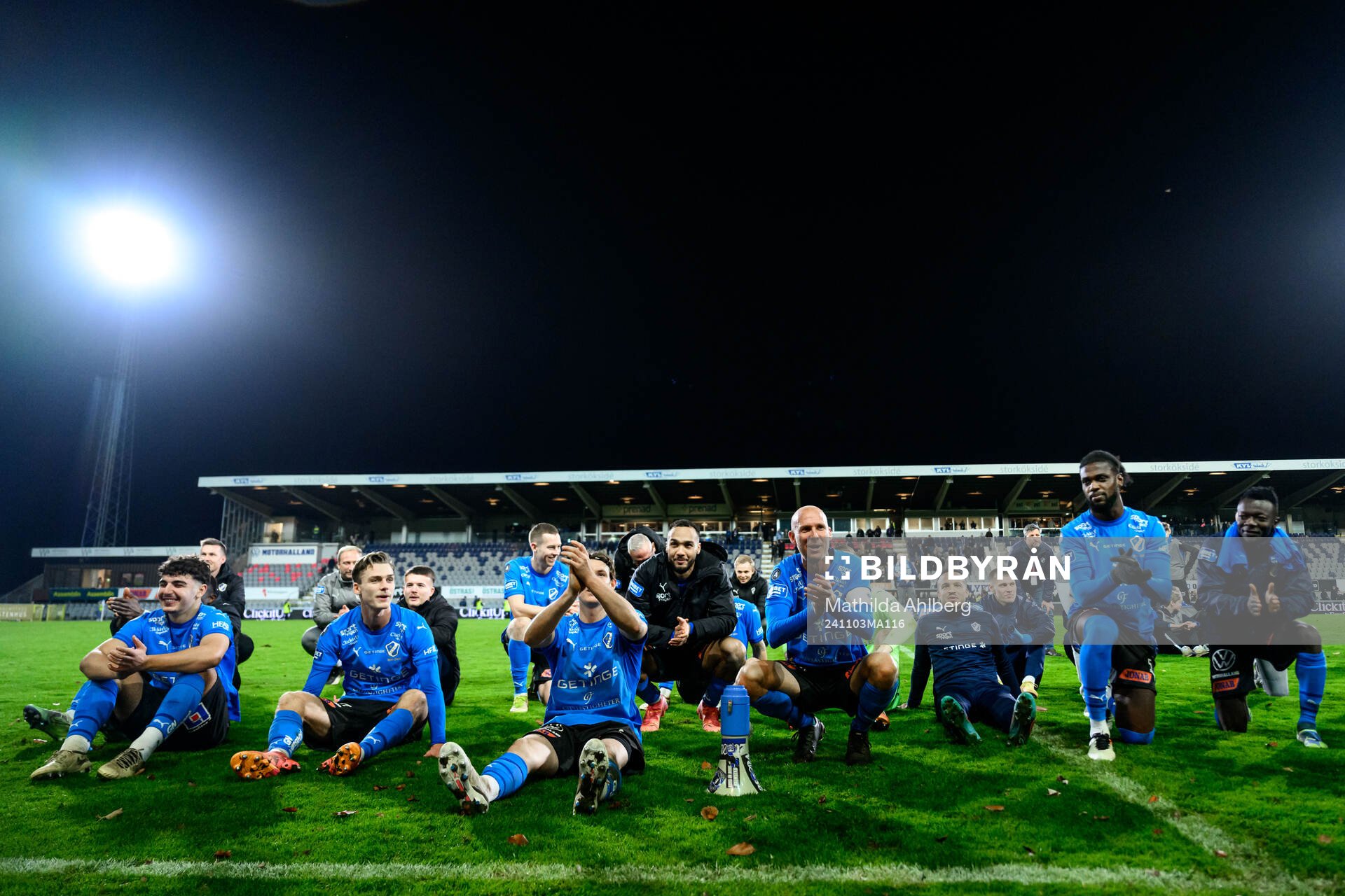 Halmstads spelare jublar efter fotbollsmatchen i Allsvenskan mellan Halmstad och Djurgården den 3 november 2024 i Halmstad. 