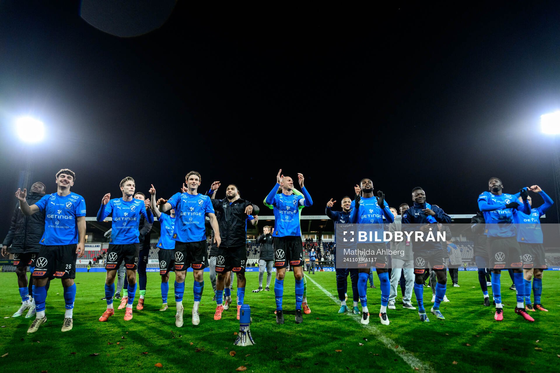 Halmstads spelare jublar efter fotbollsmatchen i Allsvenskan mellan Halmstad och Djurgården den 3 november 2024 i Halmstad. 