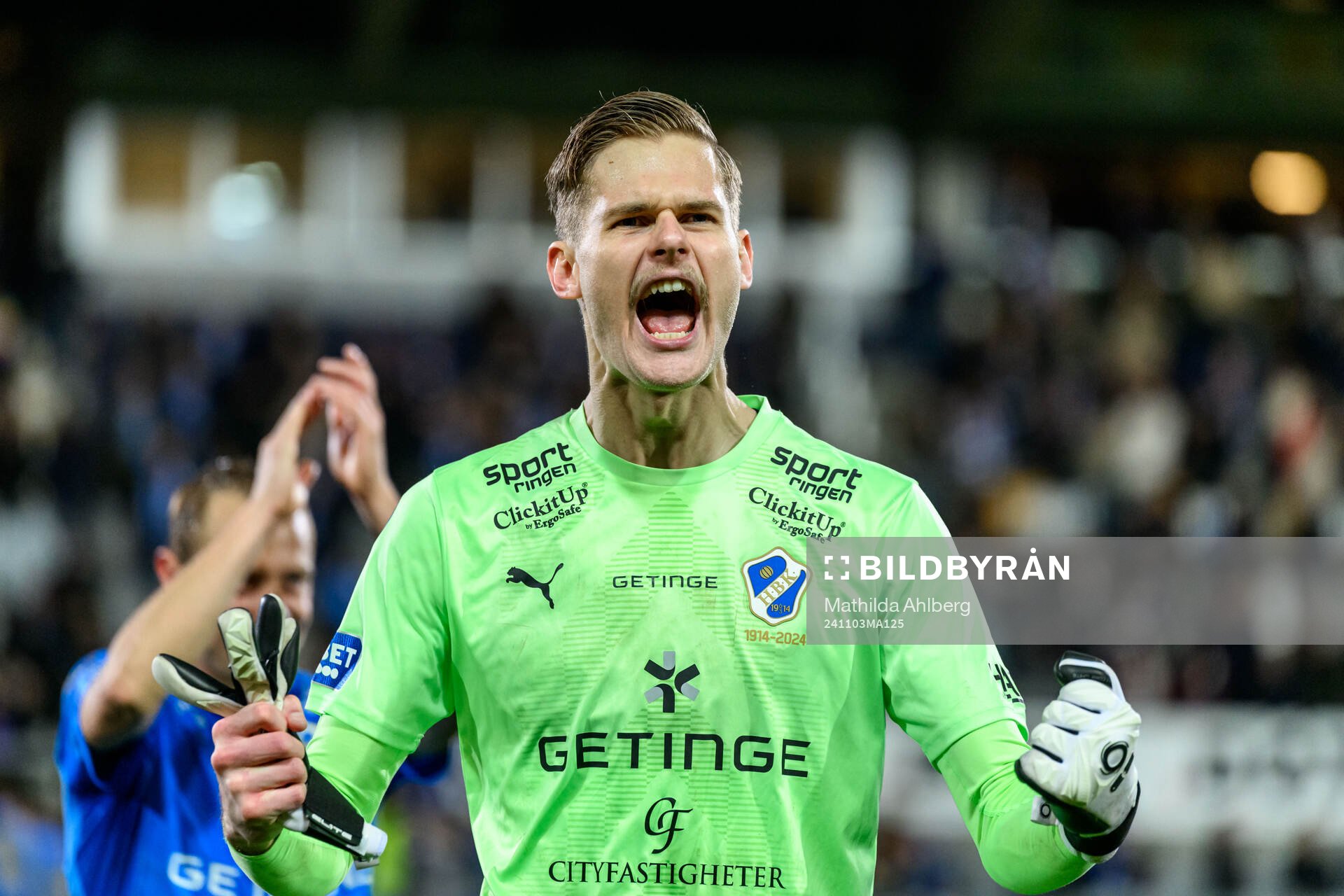 Halmstads målvakt Tim Rönning jublar