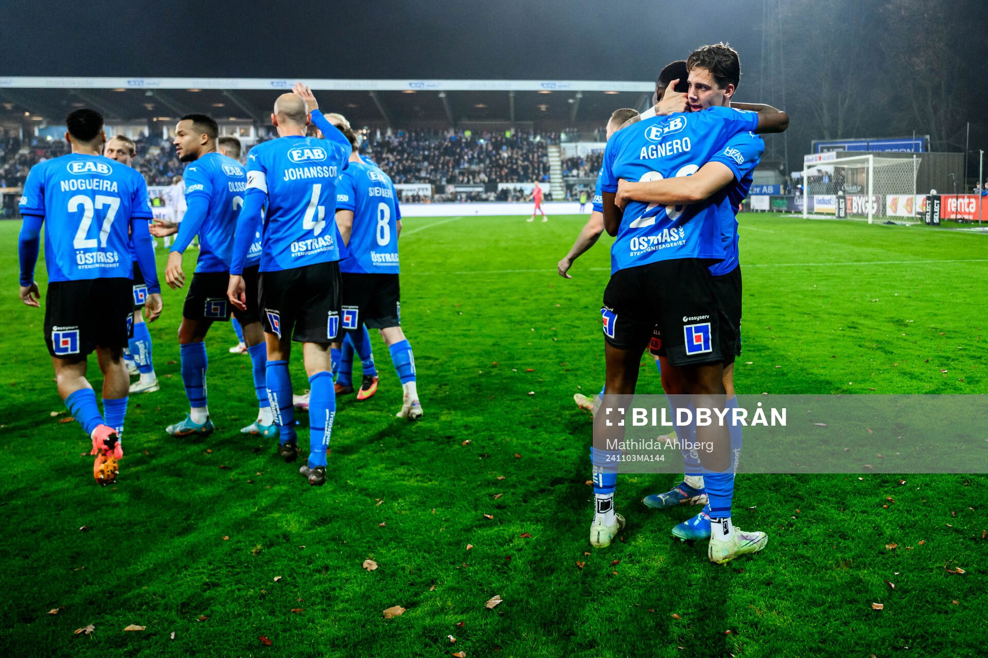 Halmstads Yannick Agnero jublar med Gabriel Wallentin efter 1-0 under fotbollsmatchen i Allsvenskan mellan Halmstad och Djurgården den 3 november 2024 i Halmstad.