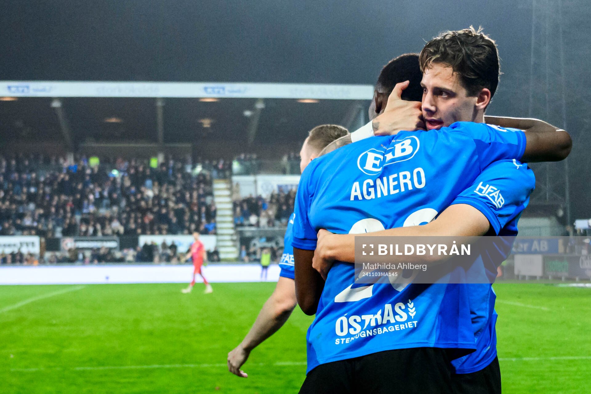 Halmstads Yannick Agnero jublar med Gabriel Wallentin