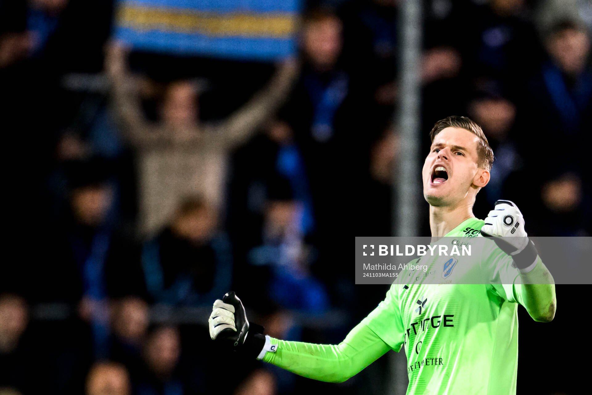 Halmstads målvakt Tim Rönning jublar efter fotbollsmatchen i Allsvenskan mellan Halmstad och Djurgården den 3 november 2024 i Halmstad.