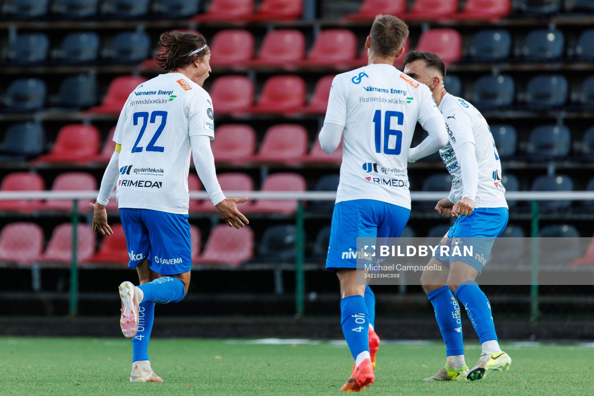 Värnamos Simon Thern jublar efter 0-1 under fotbollsmatchen i Allsvenskan mellan Brommapojkarna och Värnamo den 3 november 2024 i Stockholm.