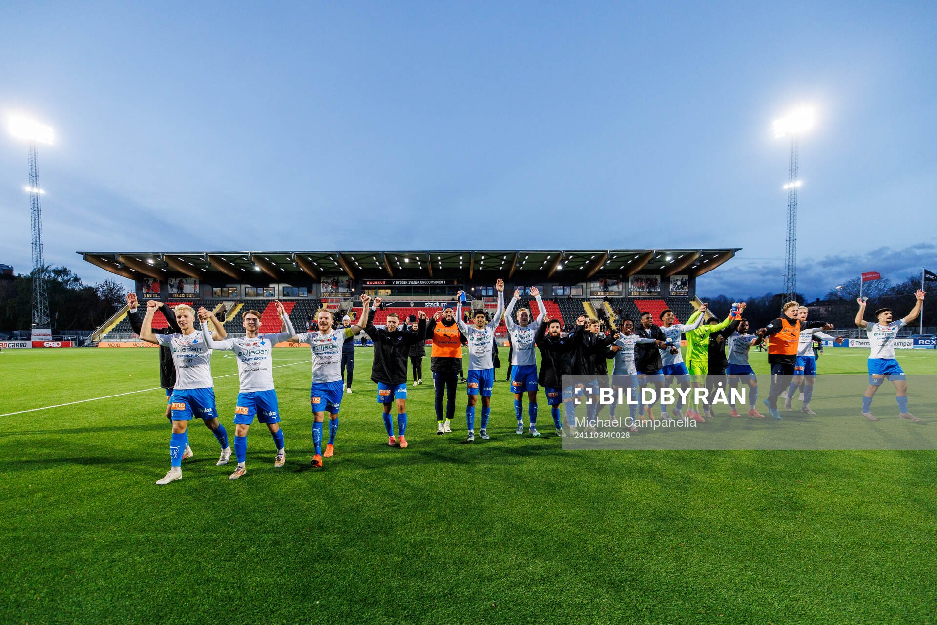 Värnamos spelare jublar efter fotbollsmatchen i Allsvenskan mellan Brommapojkarna och Värnamo den 3 november 2024 i Stockholm. 