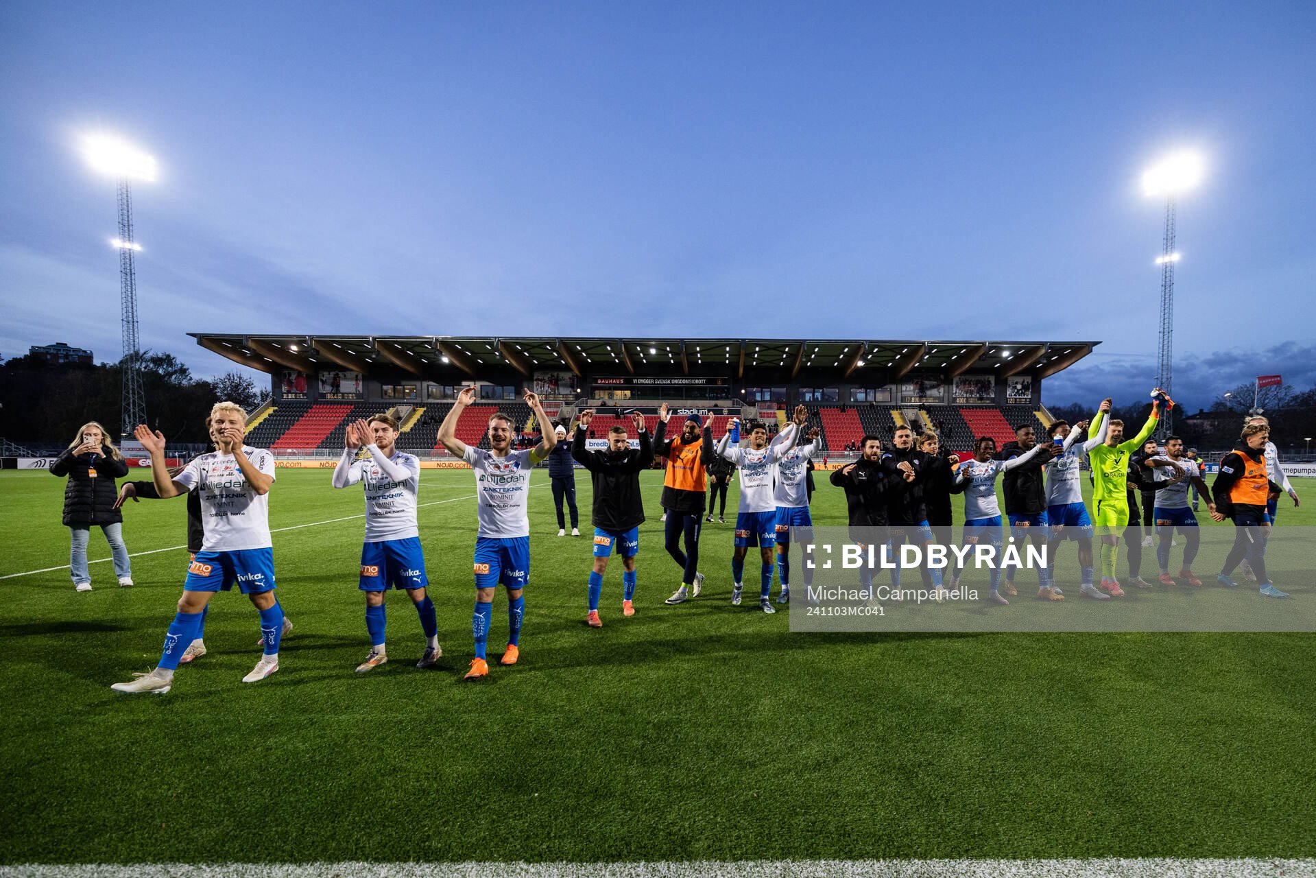 Värnamos spelare tackar publiken