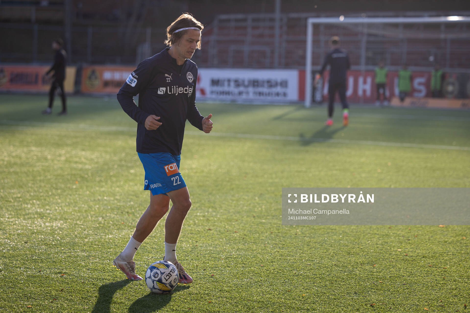 Värnamos Simon Thern under uppvärmning innan fotbollsmatchen i Allsvenskan mellan Brommapojkarna och Värnamo den 3 november 2024 i Stockholm.