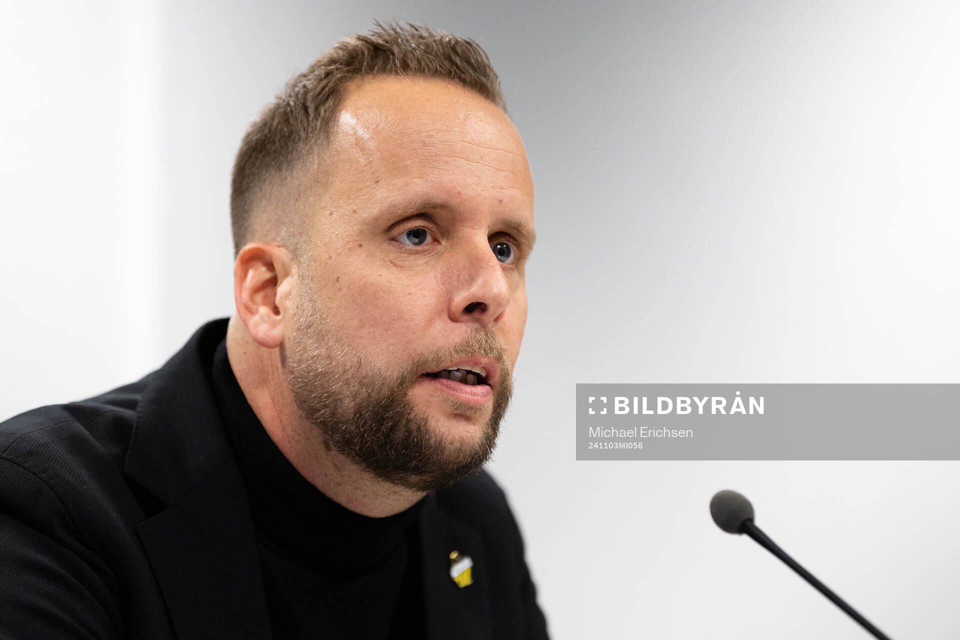 Häckens tränare Joop Oosterveld på presskonferensen