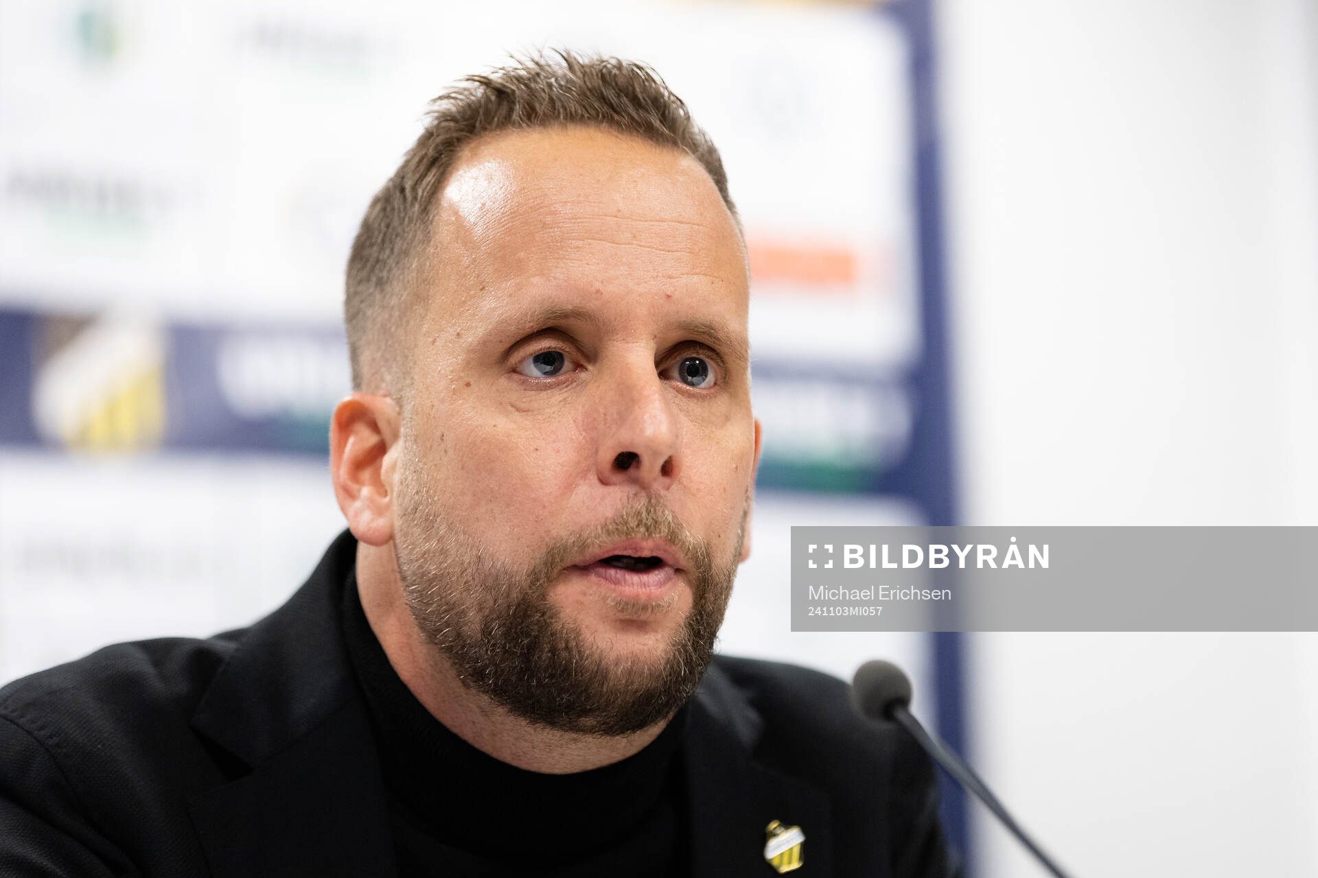 Häckens tränare Joop Oosterveld på presskonferensen