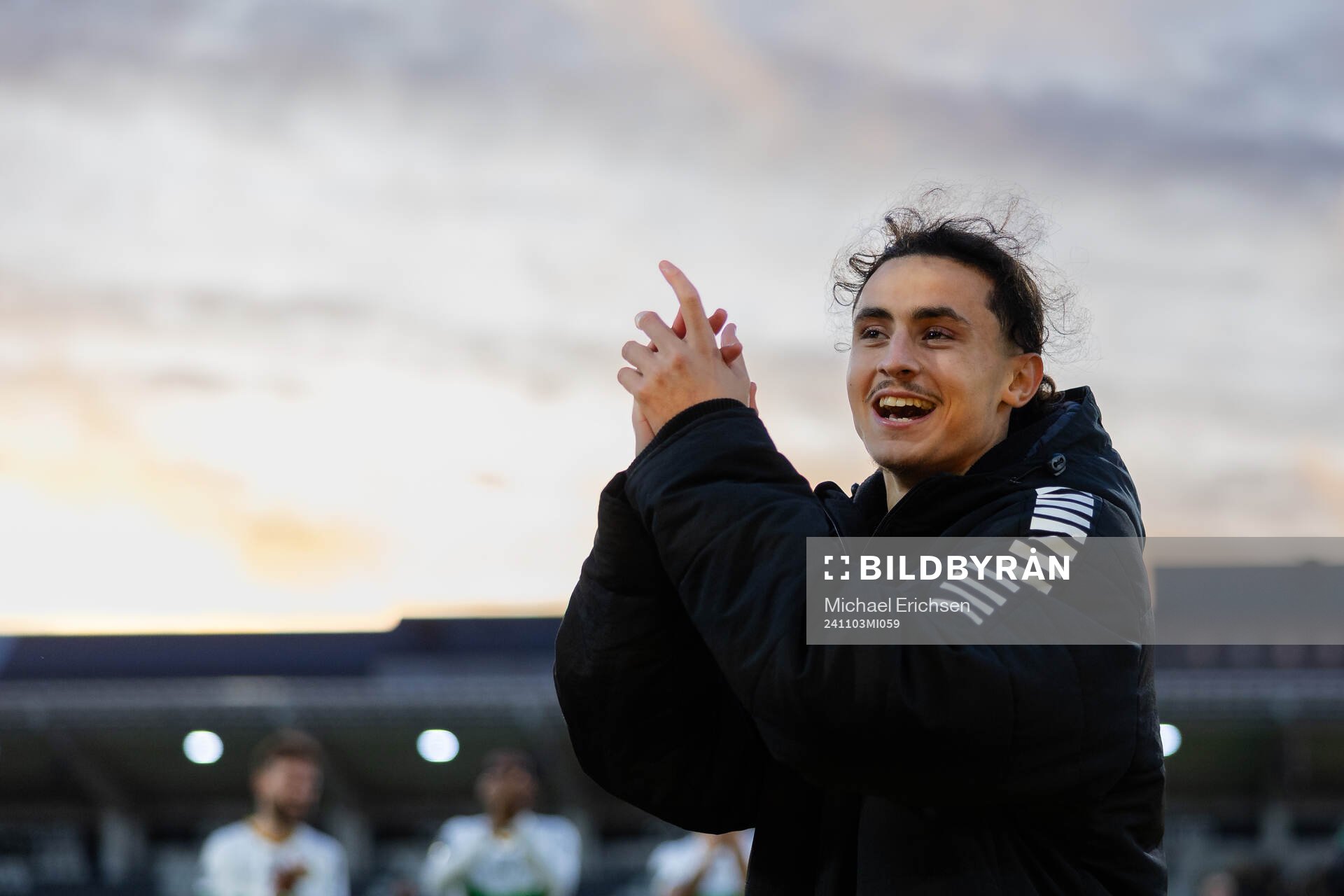 GAIS Amin Boudri jublar och tackar supportrarna
