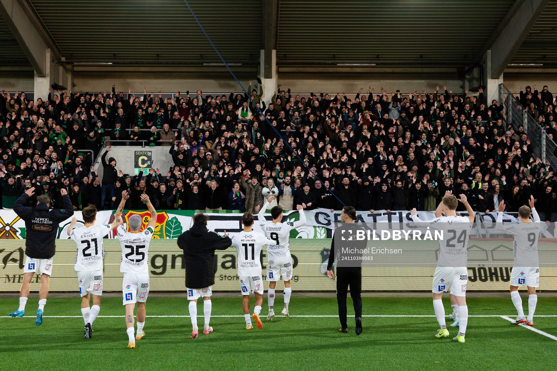 GAIS spelare jublar framför sina supportrar