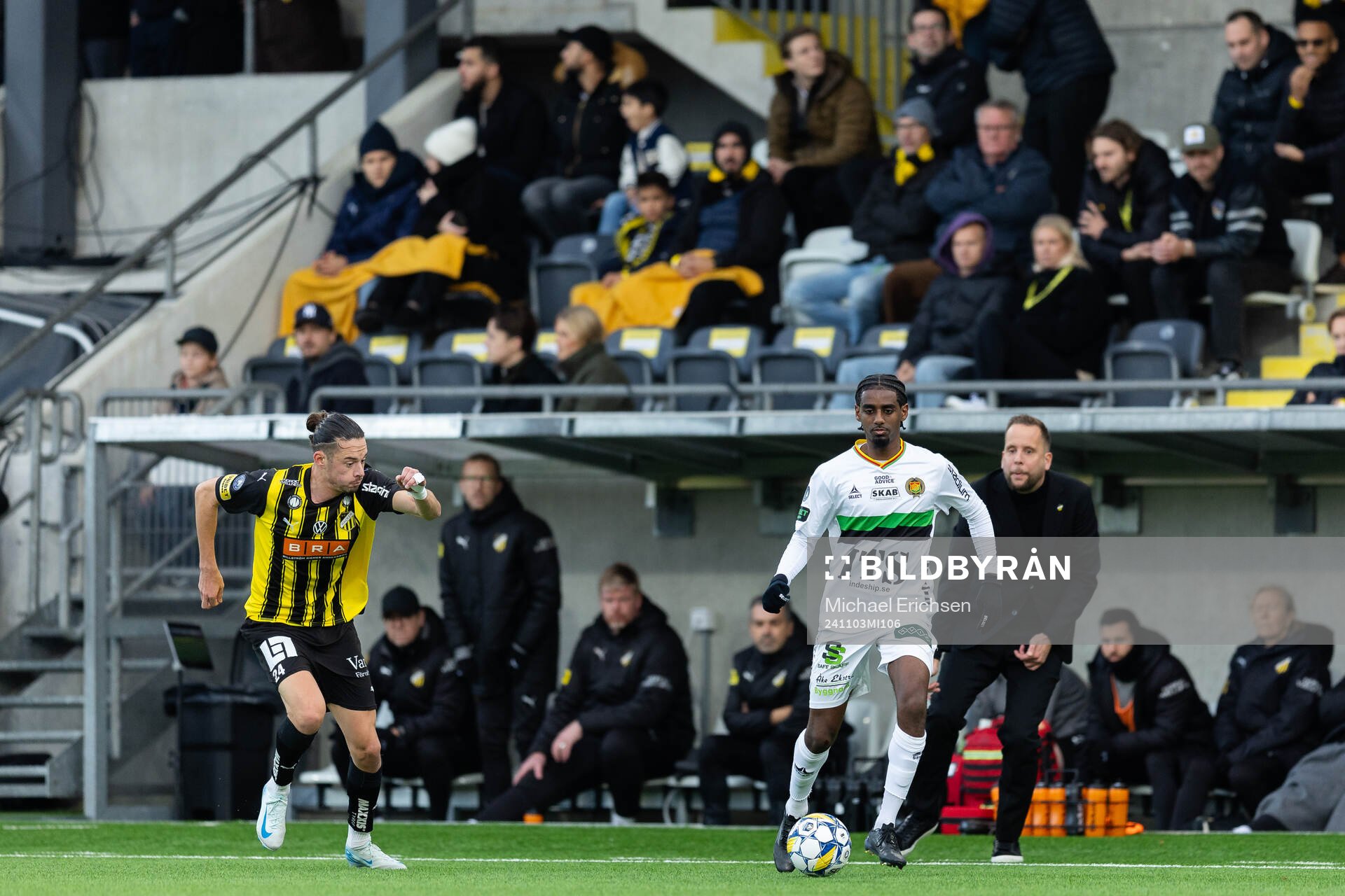 Häckens Amor Layouni och GAIS Harun Ibrahim under fotbollsmatchen i Allsvenskan mellan Häcken och GAIS den 3 november 2024 i Göteborg. 