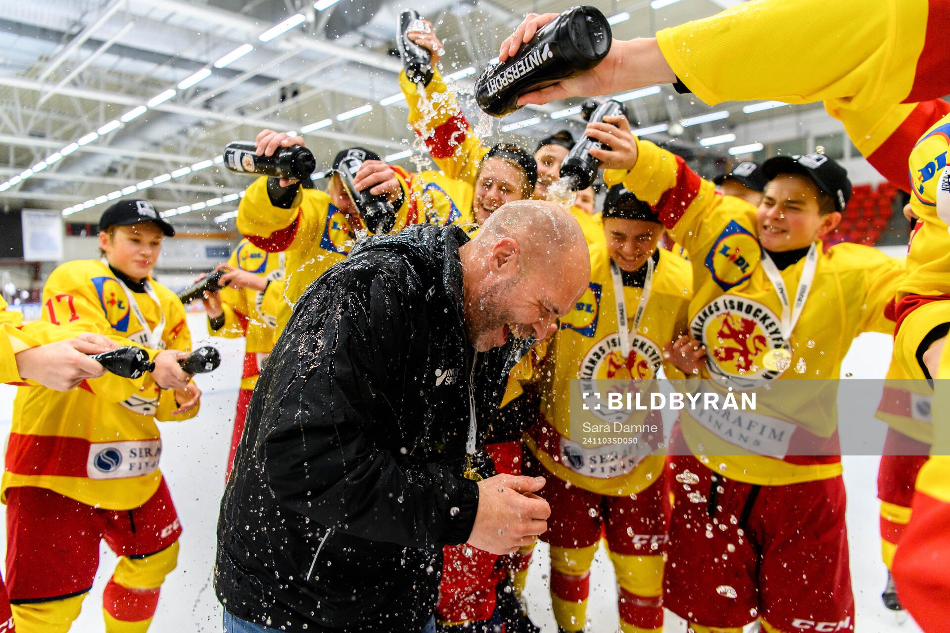 Smålands huvudtränare Magnus Sandberg och spelare jublar