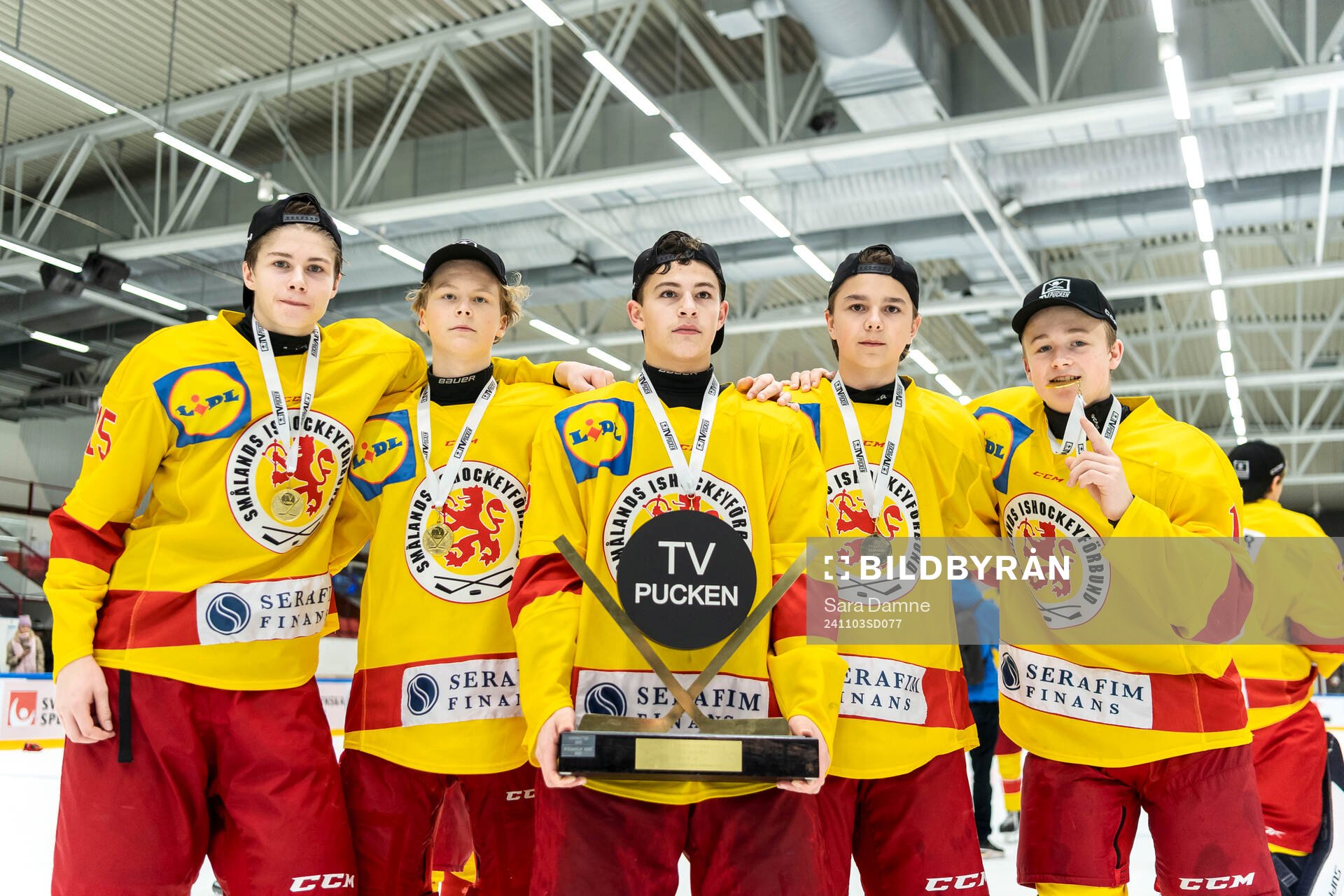 Smålands Lucas Svensson jublar med pokalen
