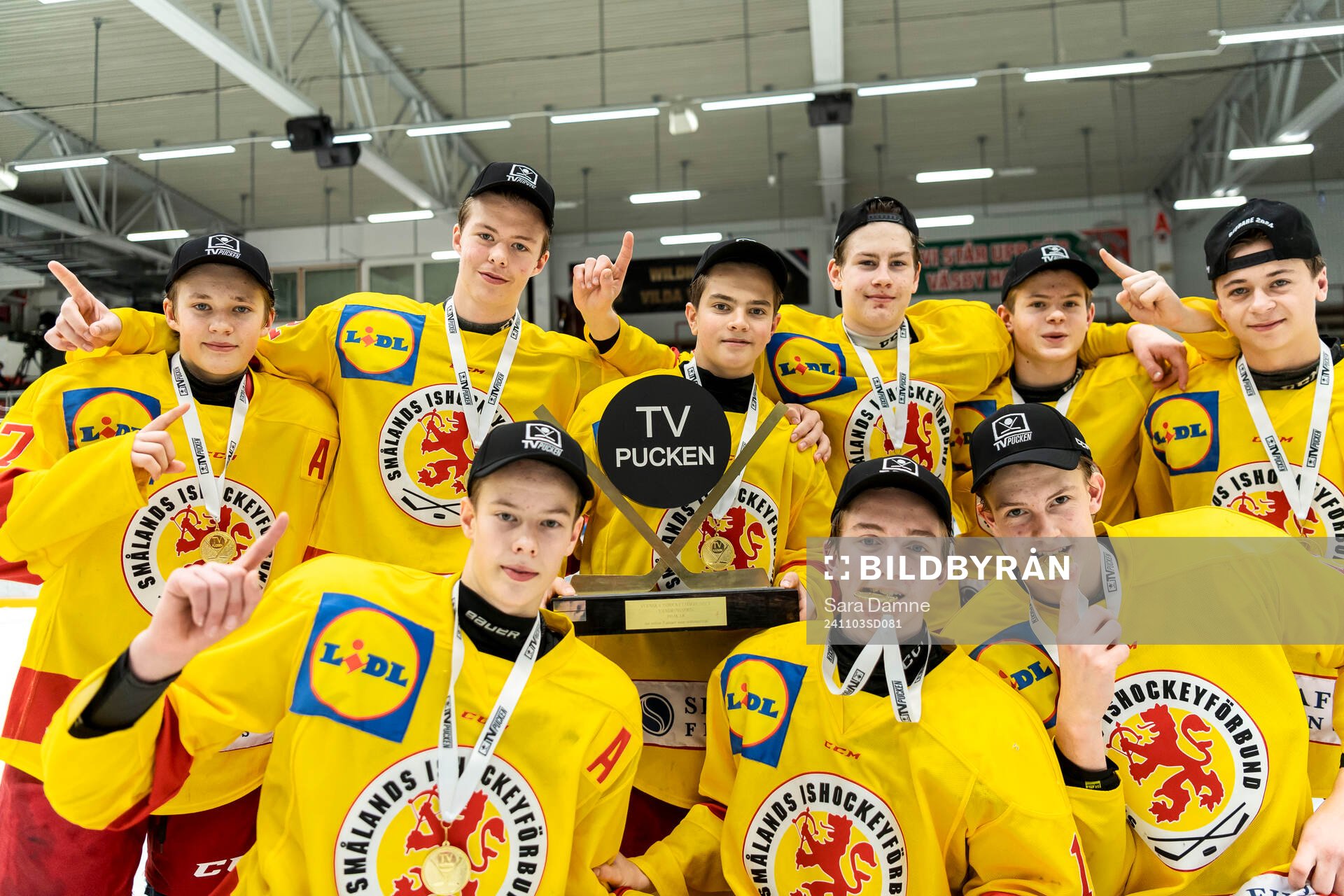 Smålands Yelverton Lindberg Stéen jublar med pokalen